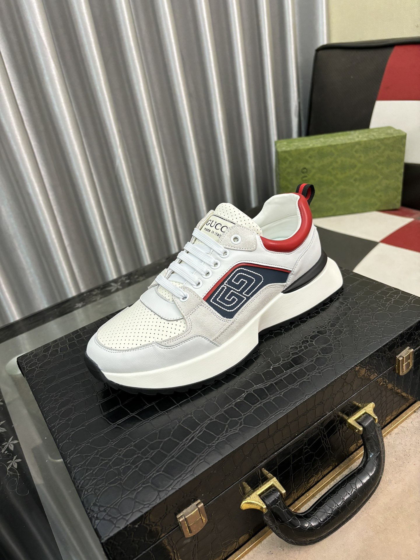 ua G*u*i run sneaker