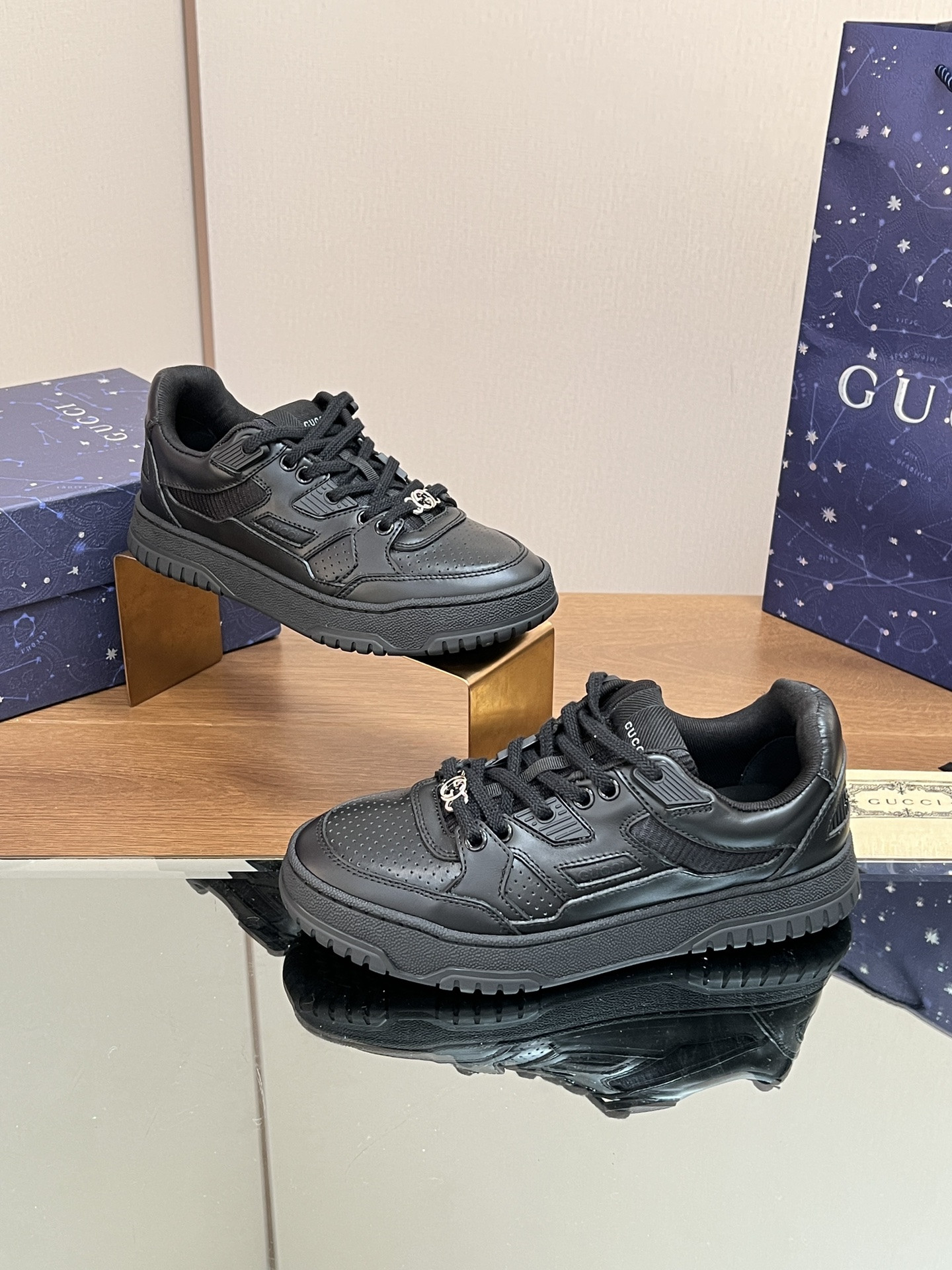 ua G*u*i low-top sneaker
