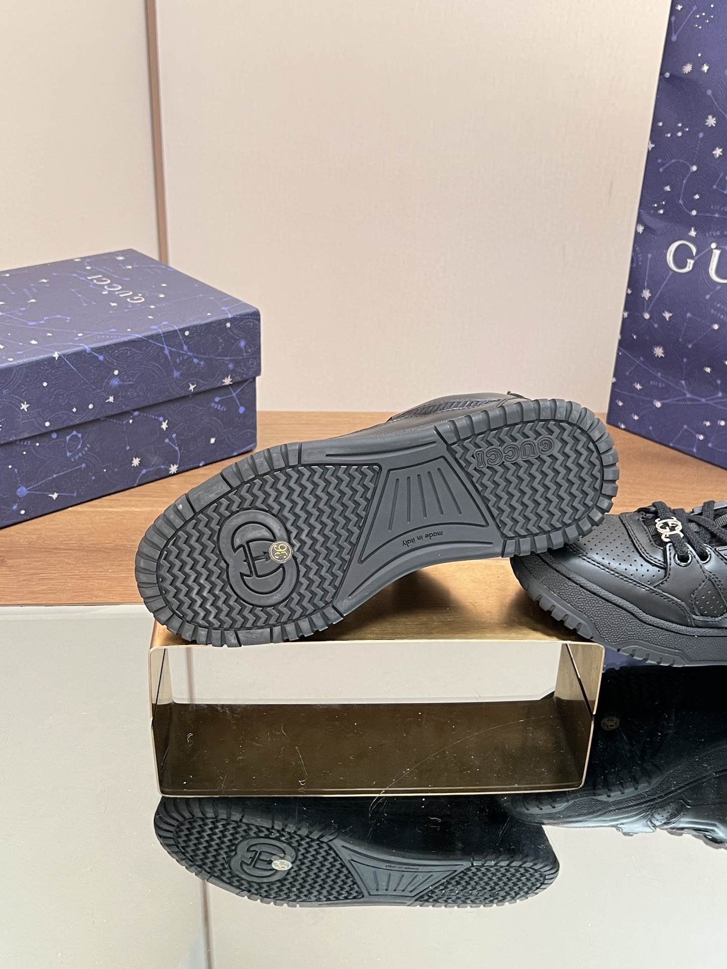 ua G*u*i low-top sneaker