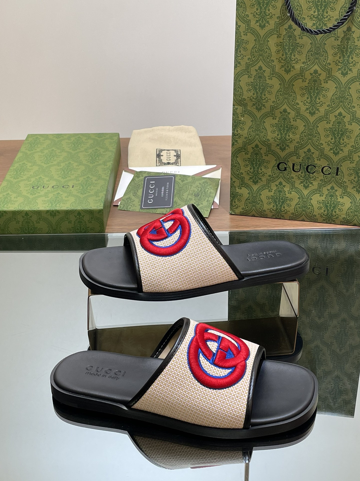 ua G*u*i interlocking g slide sandal