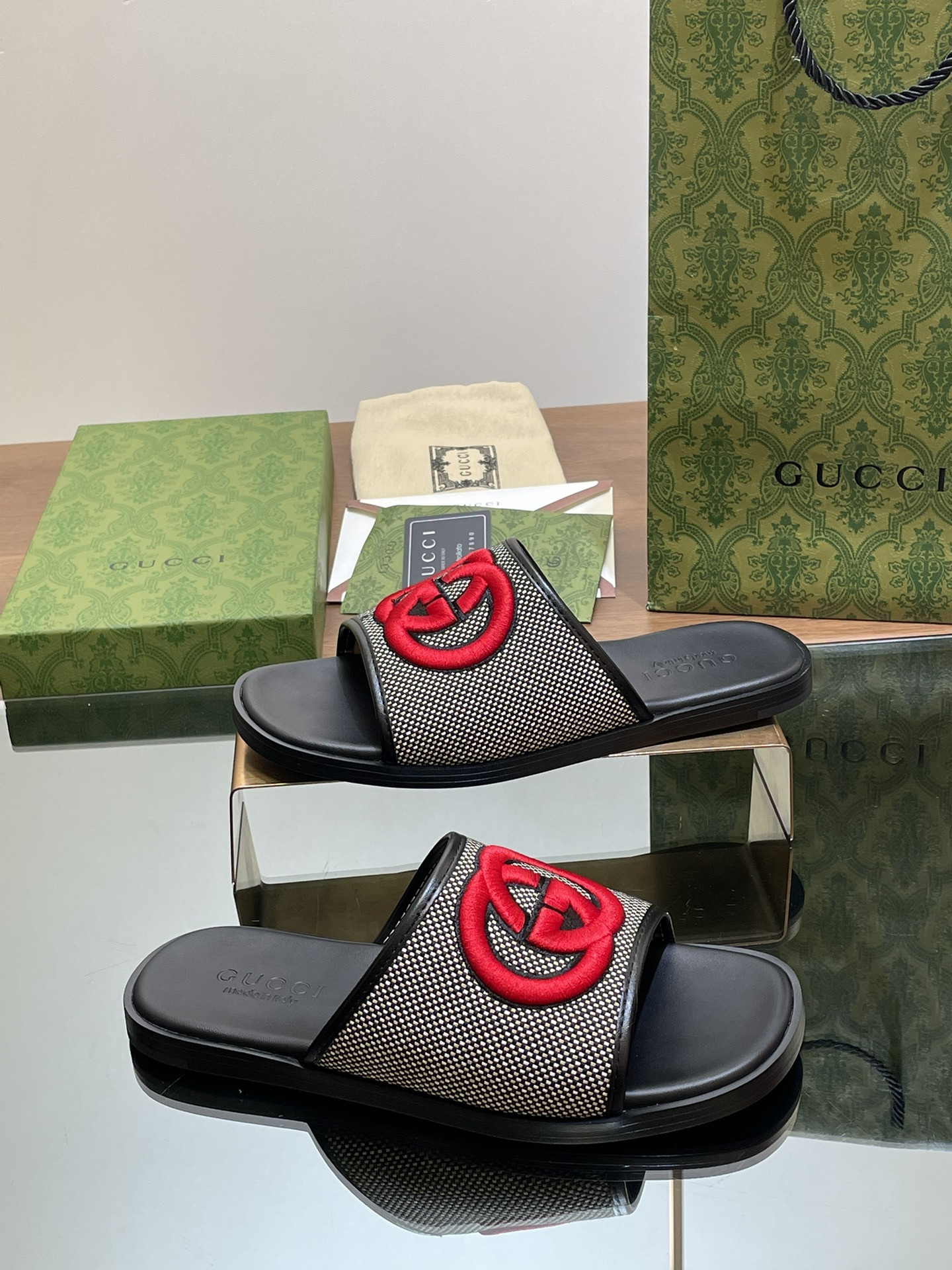 ua G*u*i interlocking g slide sandal