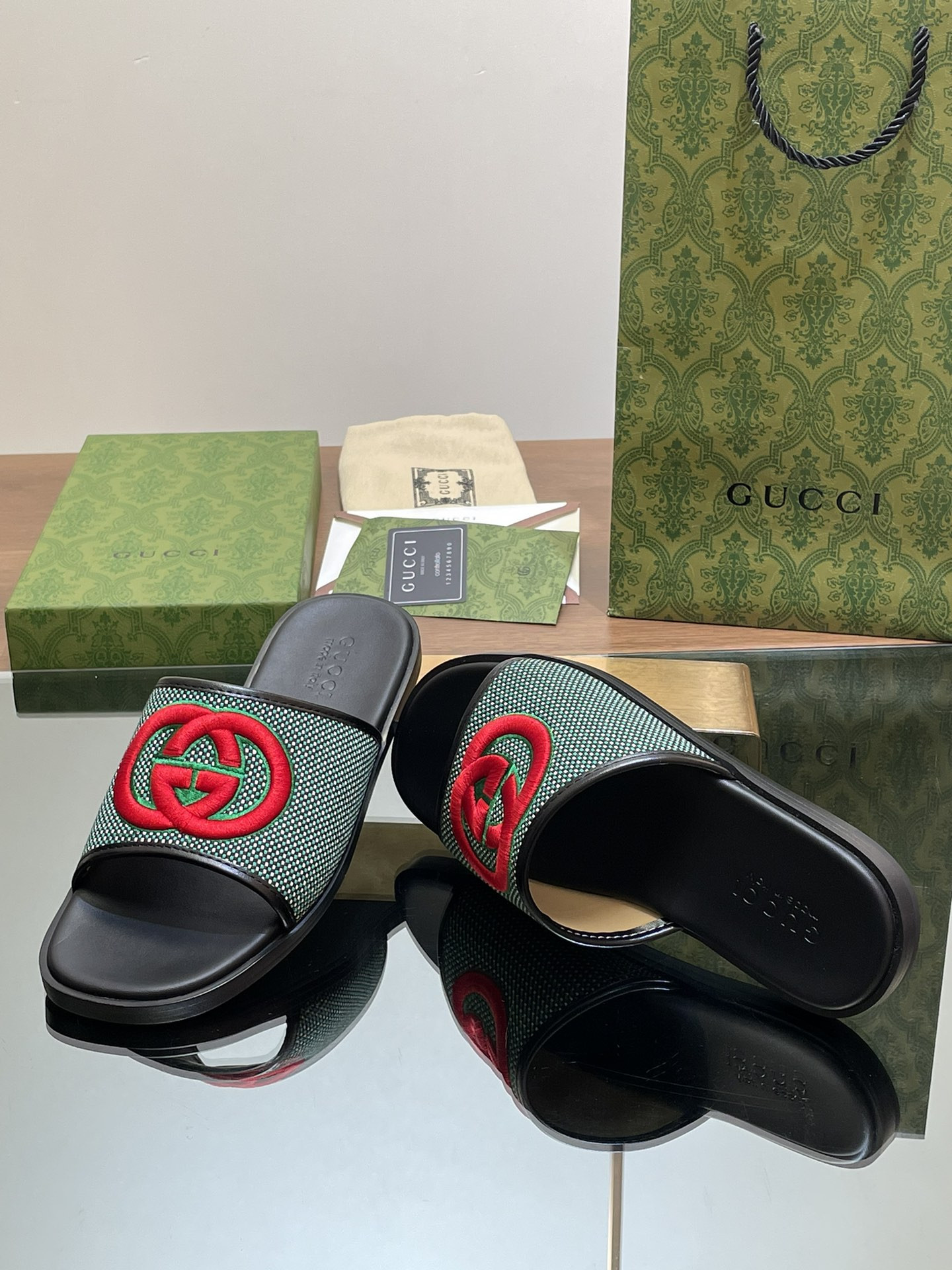 ua G*u*i interlocking g slide sandal