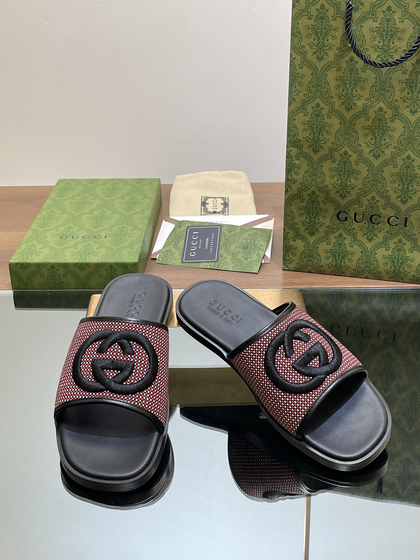 ua G*u*i interlocking g slide sandal