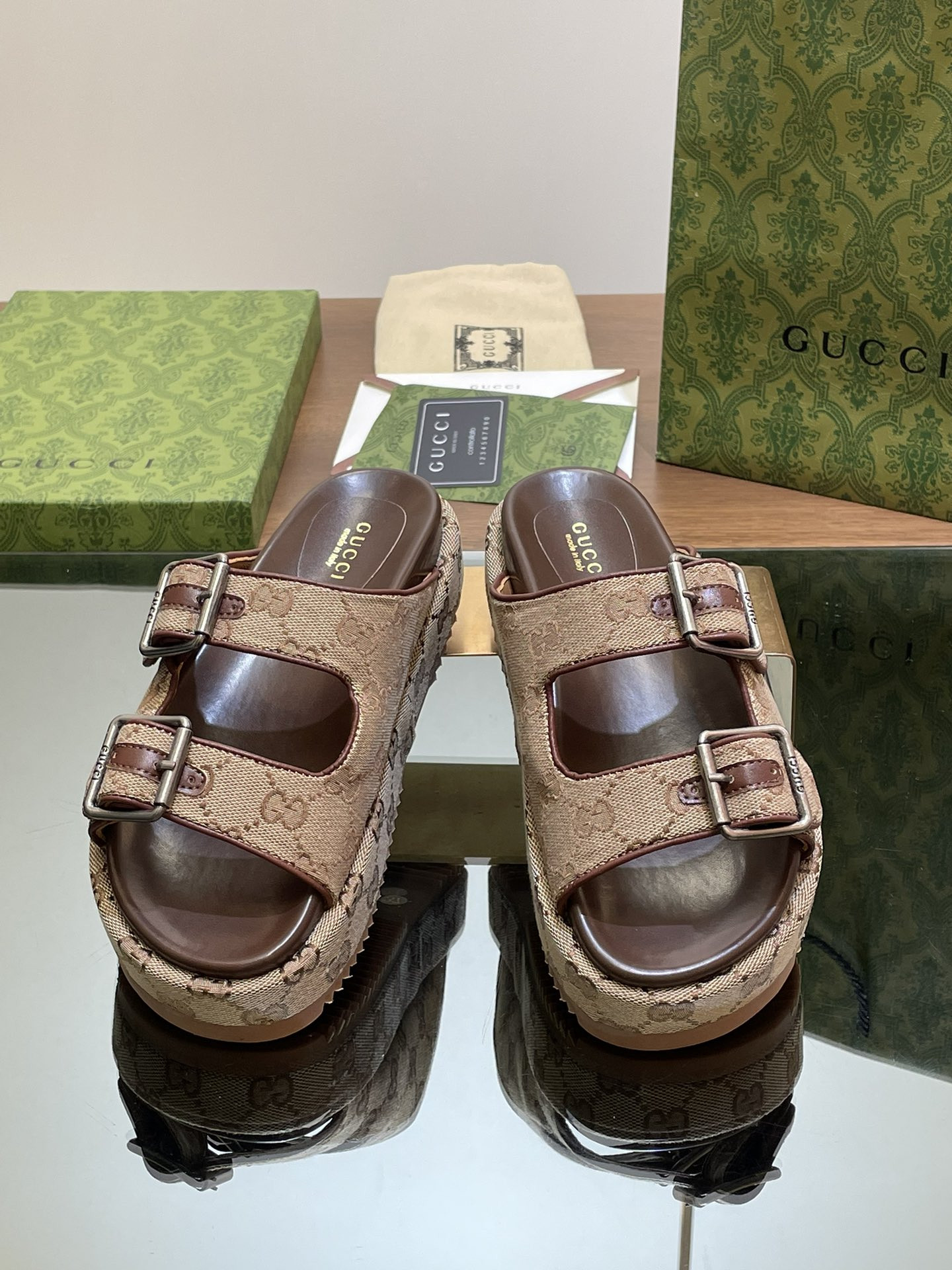 ua G*u*i  sandal with double g