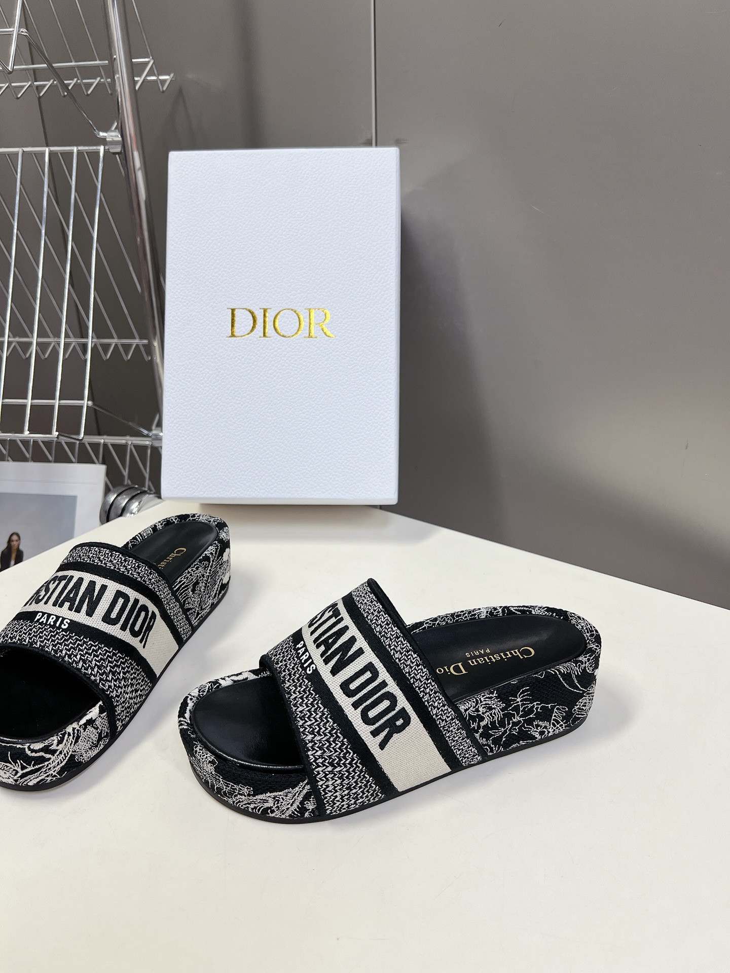 ua D*or platform sandals