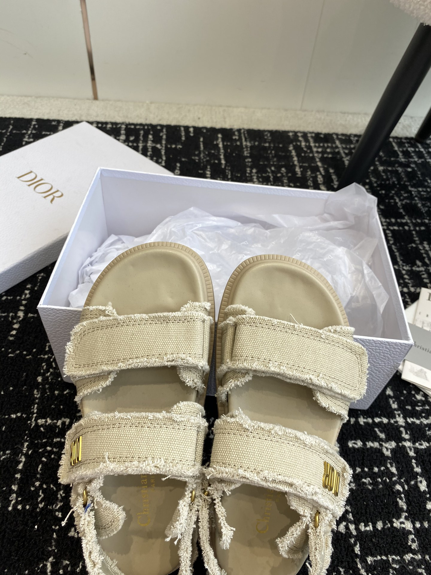 ua D*oract sandal