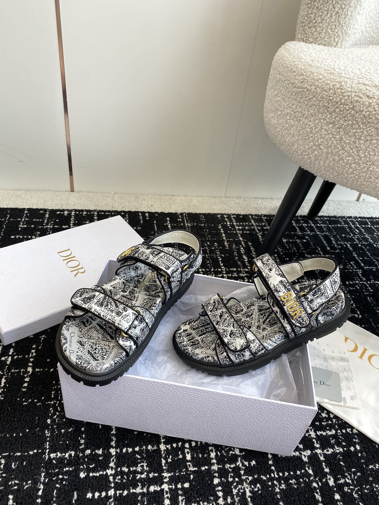 ua D*oract sandal