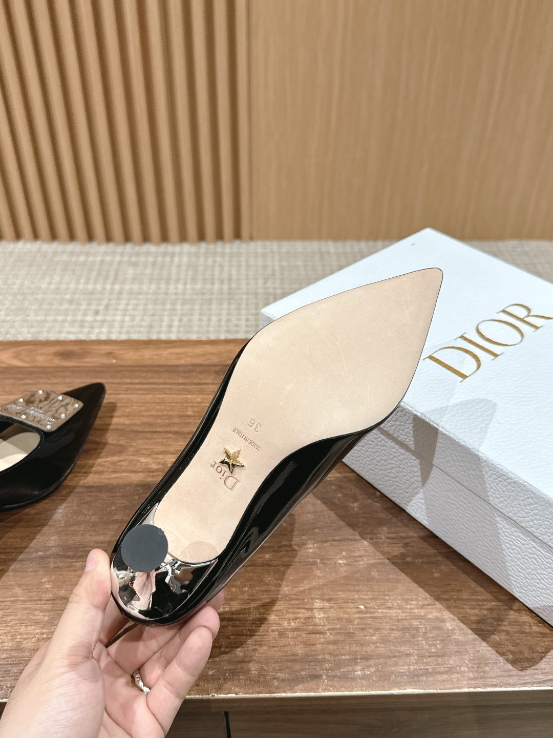 ua ch**an D*or la parusienne pump
