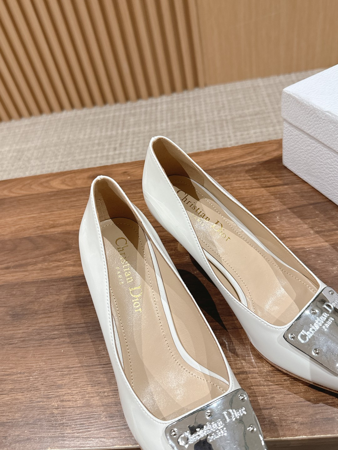 ua ch**an D*or la parusienne pump