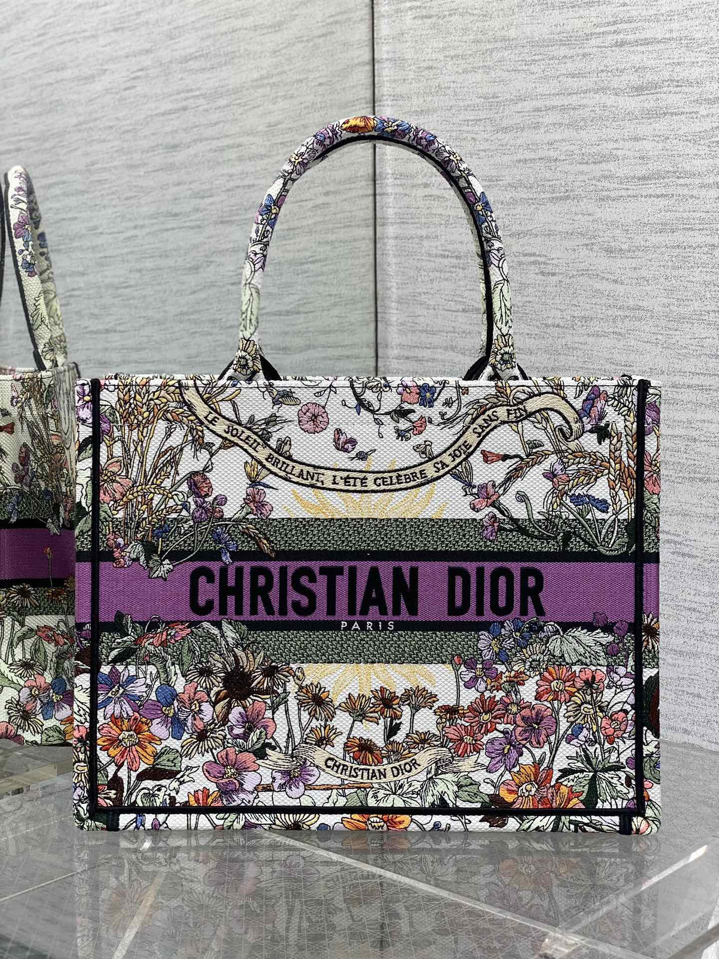 medium D*or book tote  ecru multicolor 36 x 27.5 x 16.5 cm