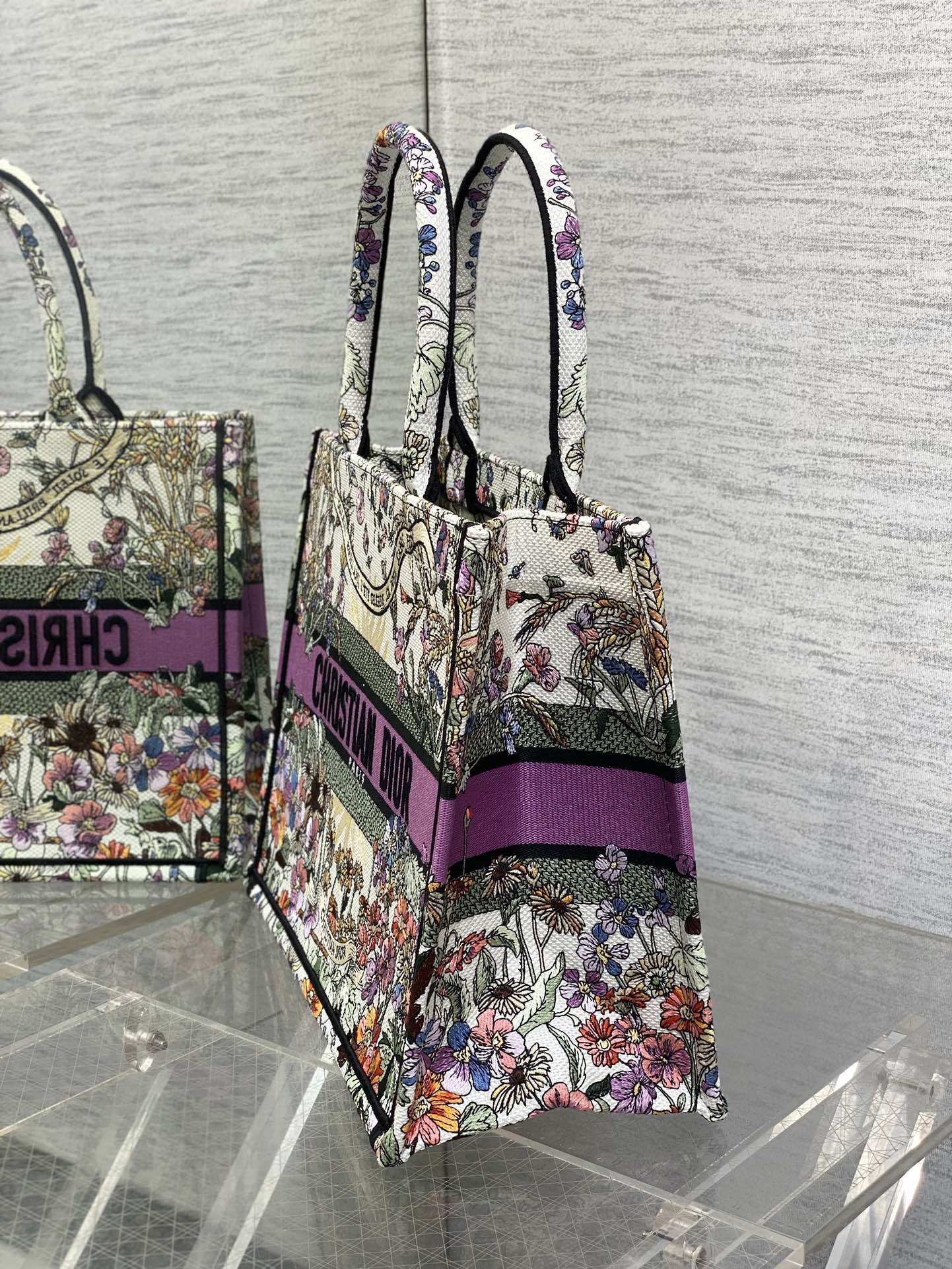 medium D*or book tote  ecru multicolor 36 x 27.5 x 16.5 cm