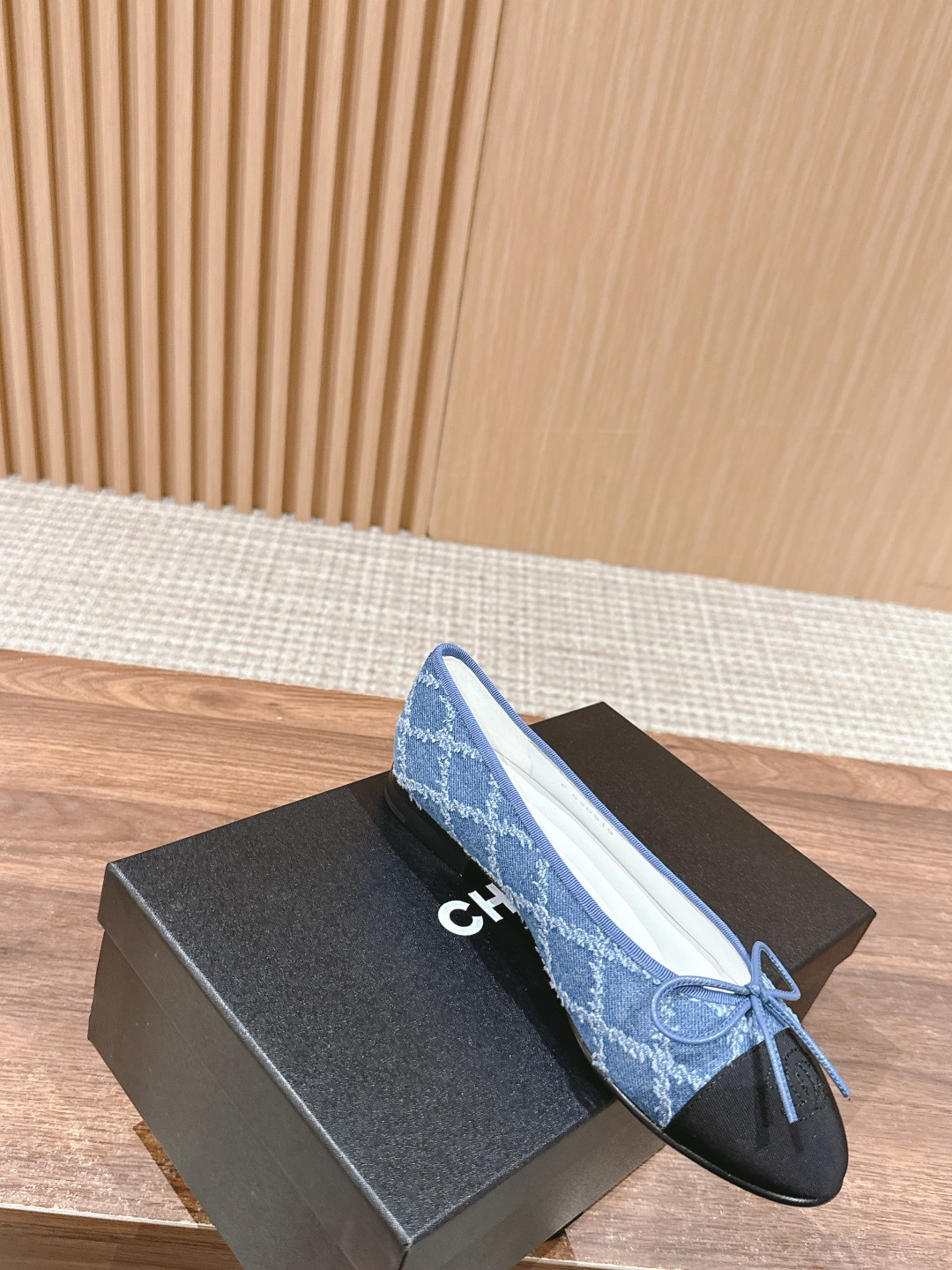 ua Ch*el ballet flats
