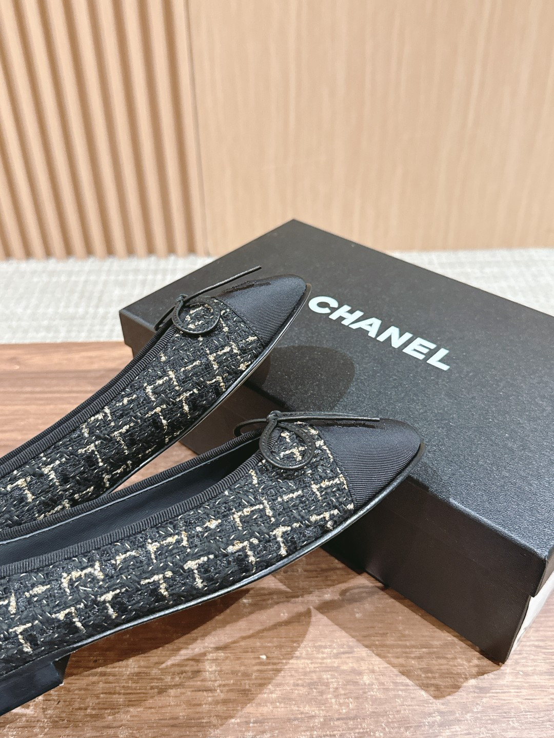 ua Ch*el ballet flats