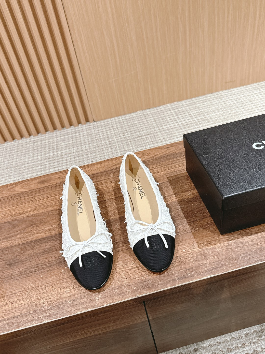 ua Ch*el ballet flats