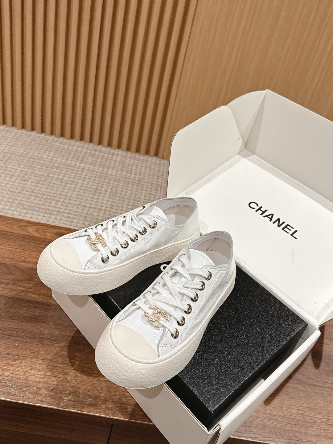 ua Ch*el sneaker