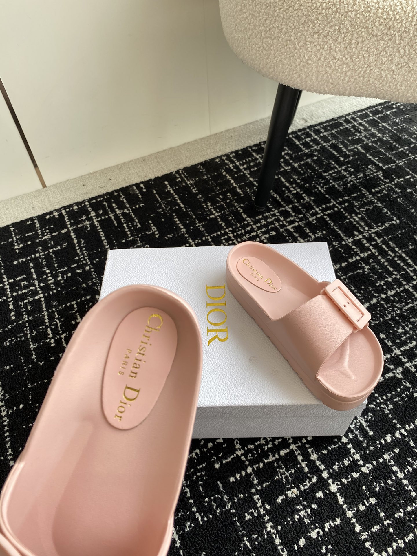 ua D*or slide