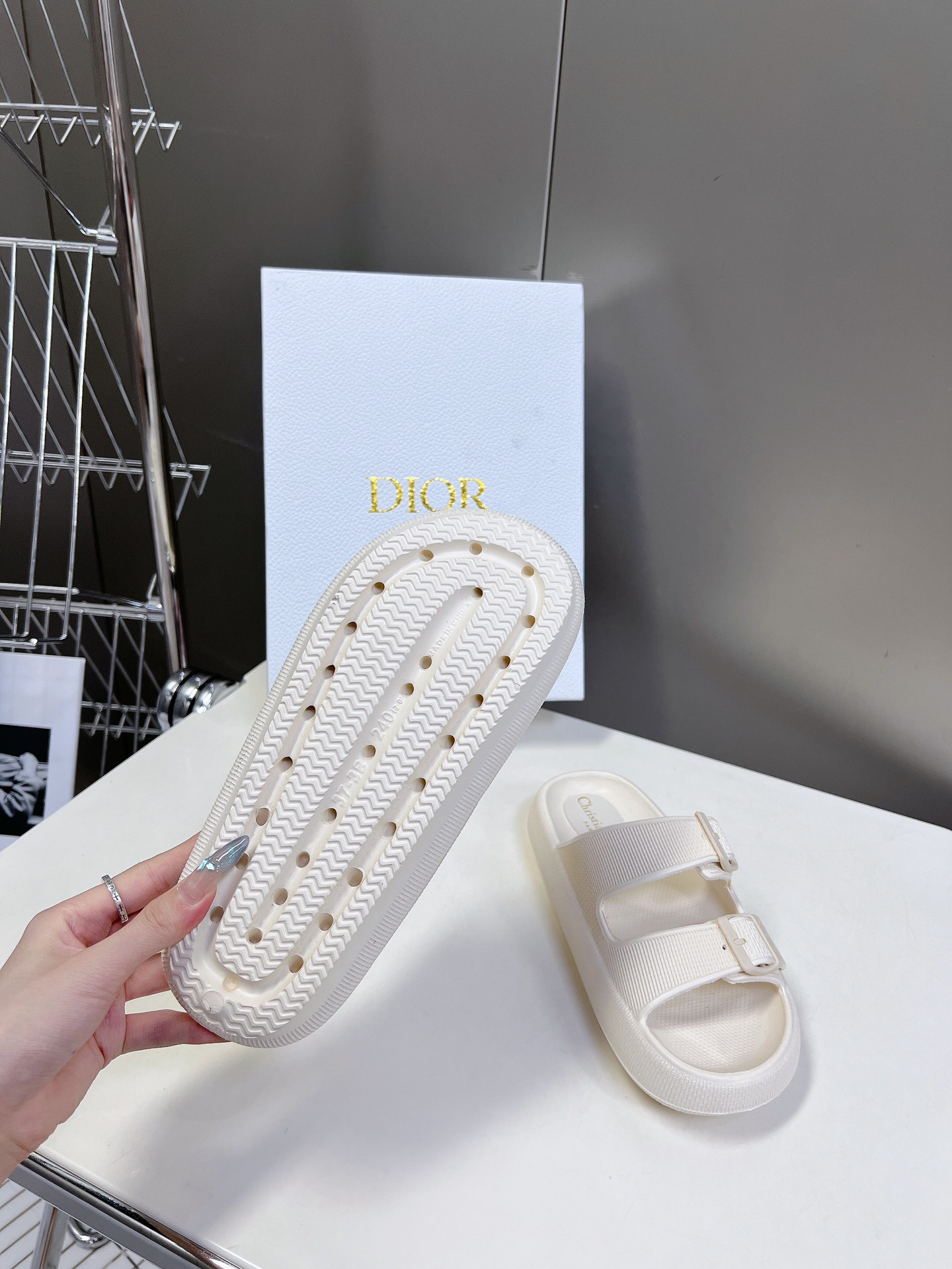 ua D*or slide