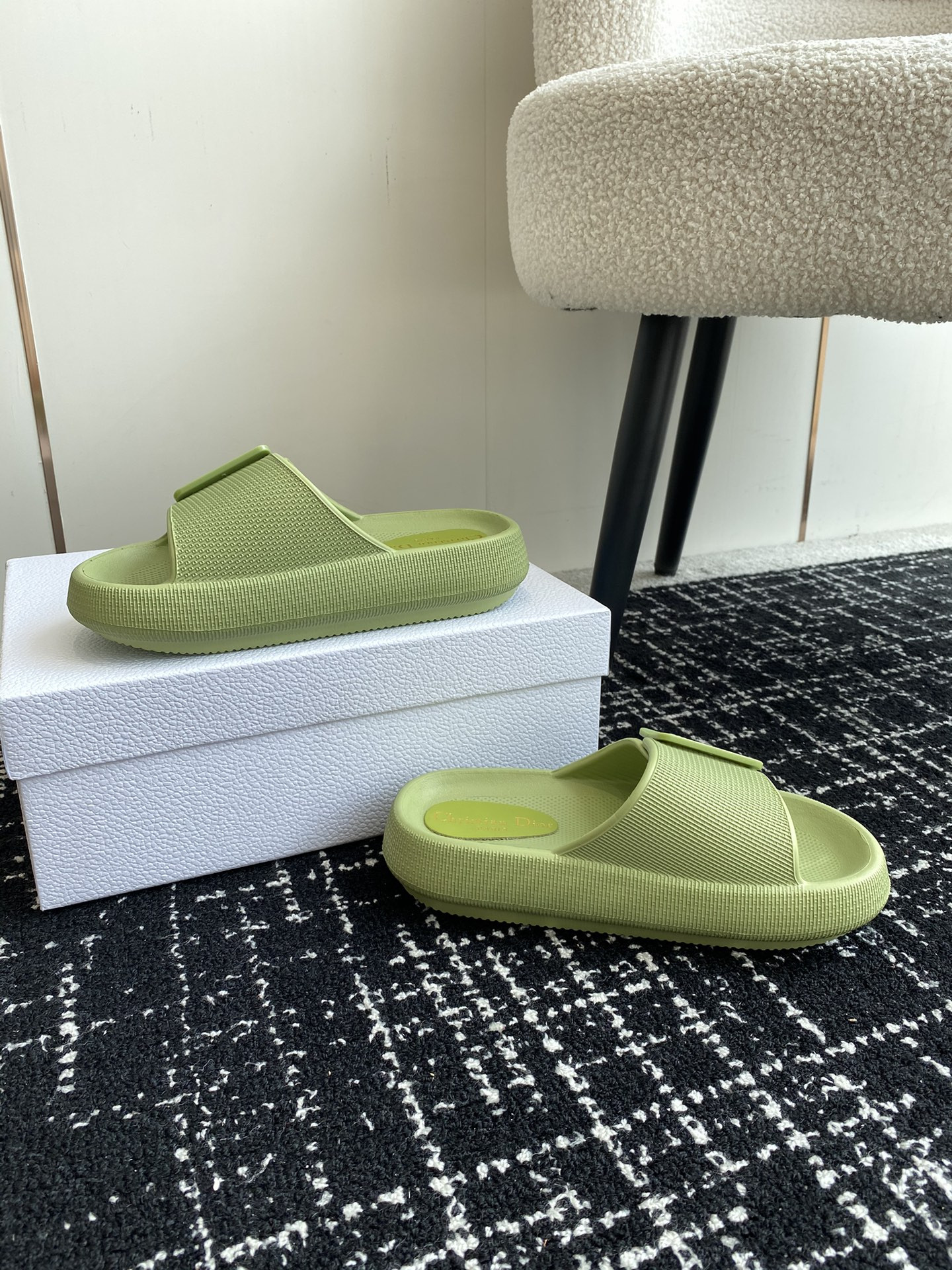 ua D*or slide