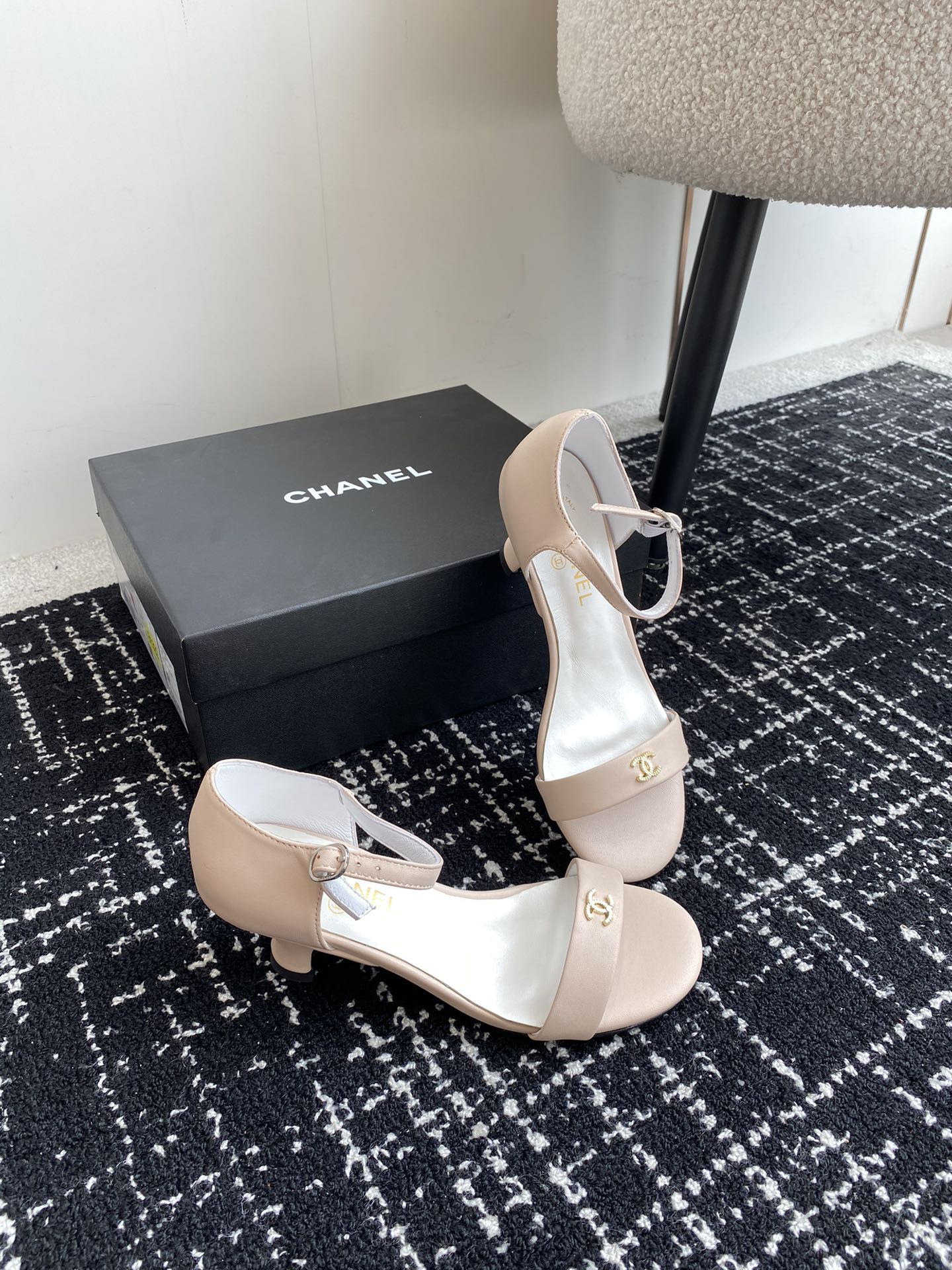 ua Ch*el  sandals