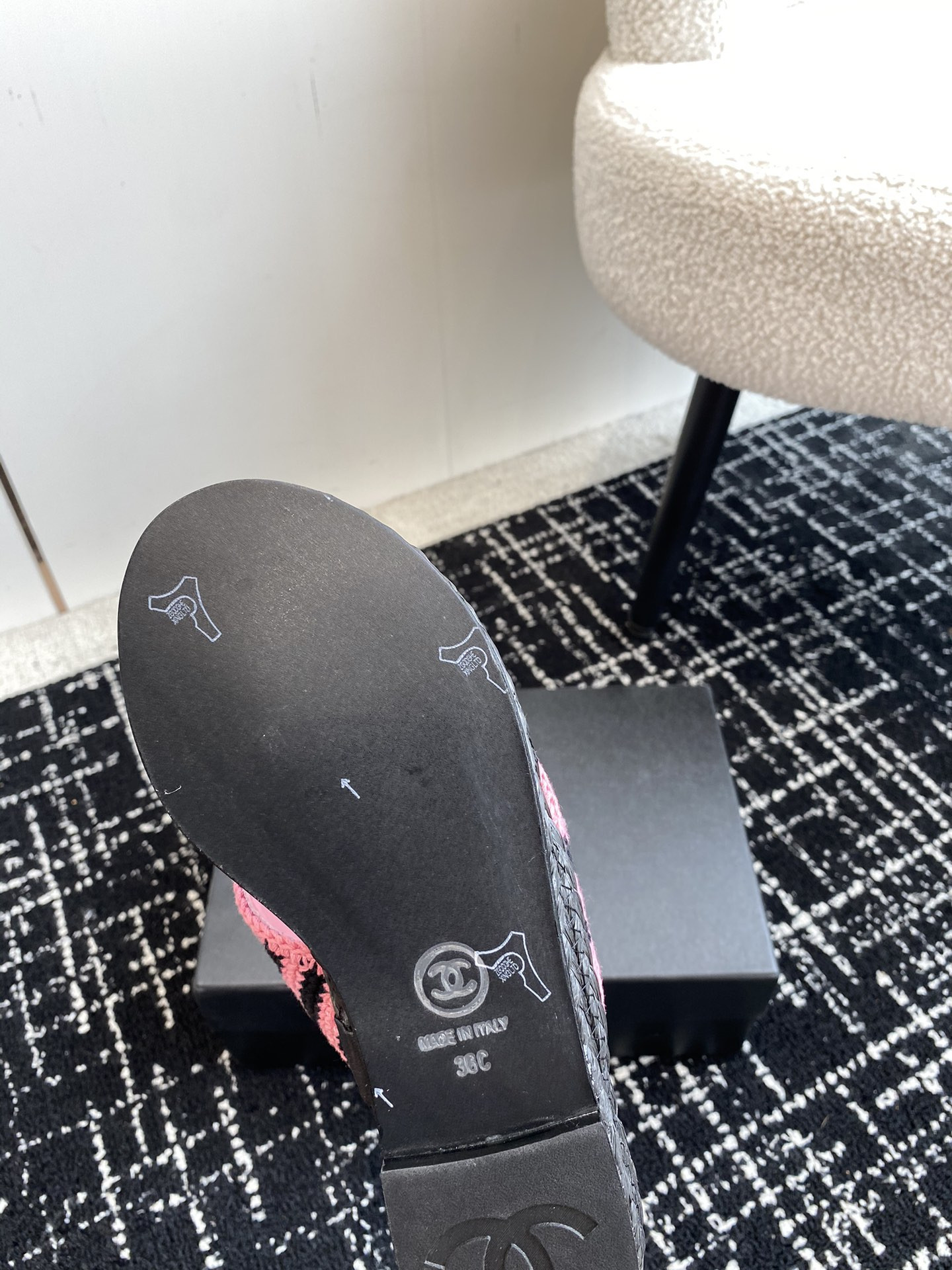 ua Ch*el thongs slides