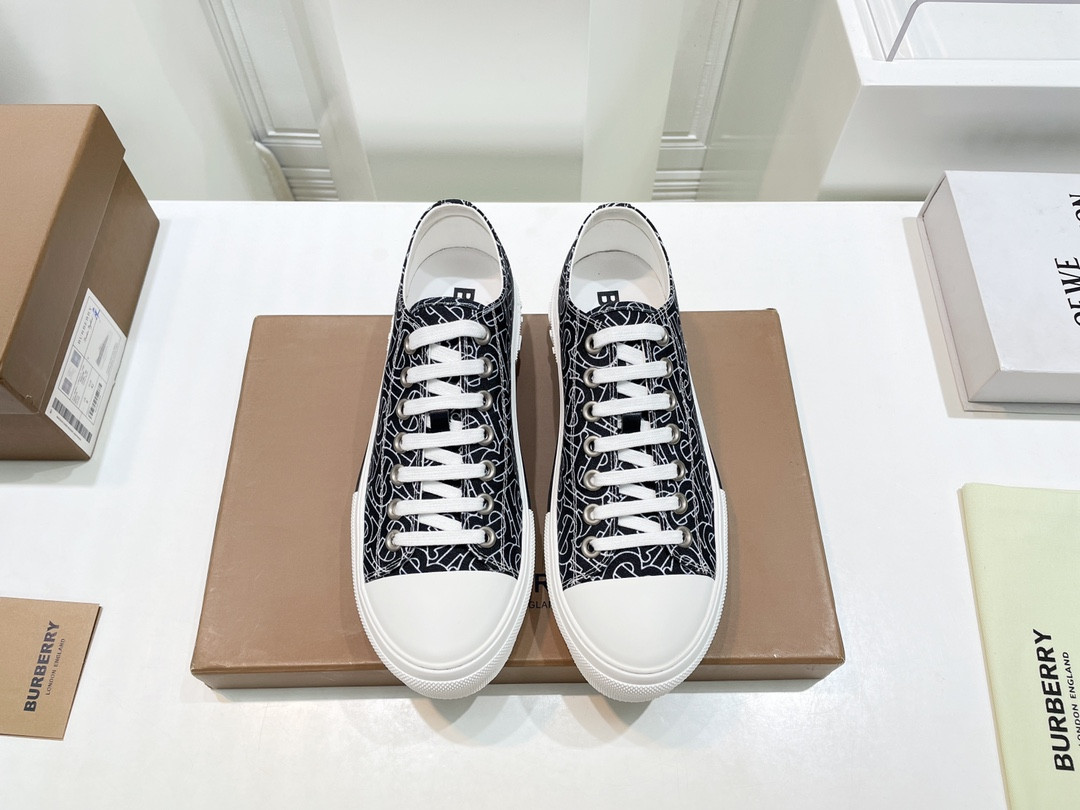 ua B**rry sneakers