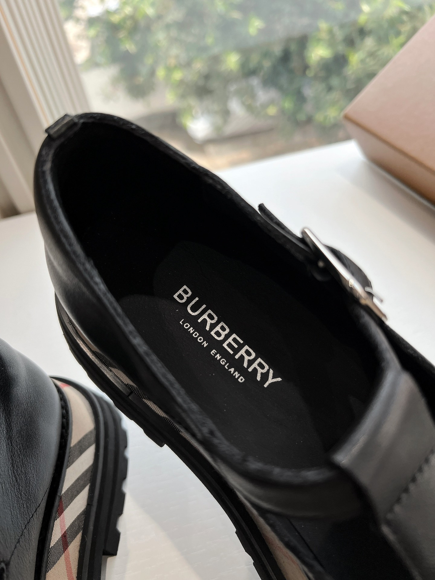 ua B**rry check leather flats