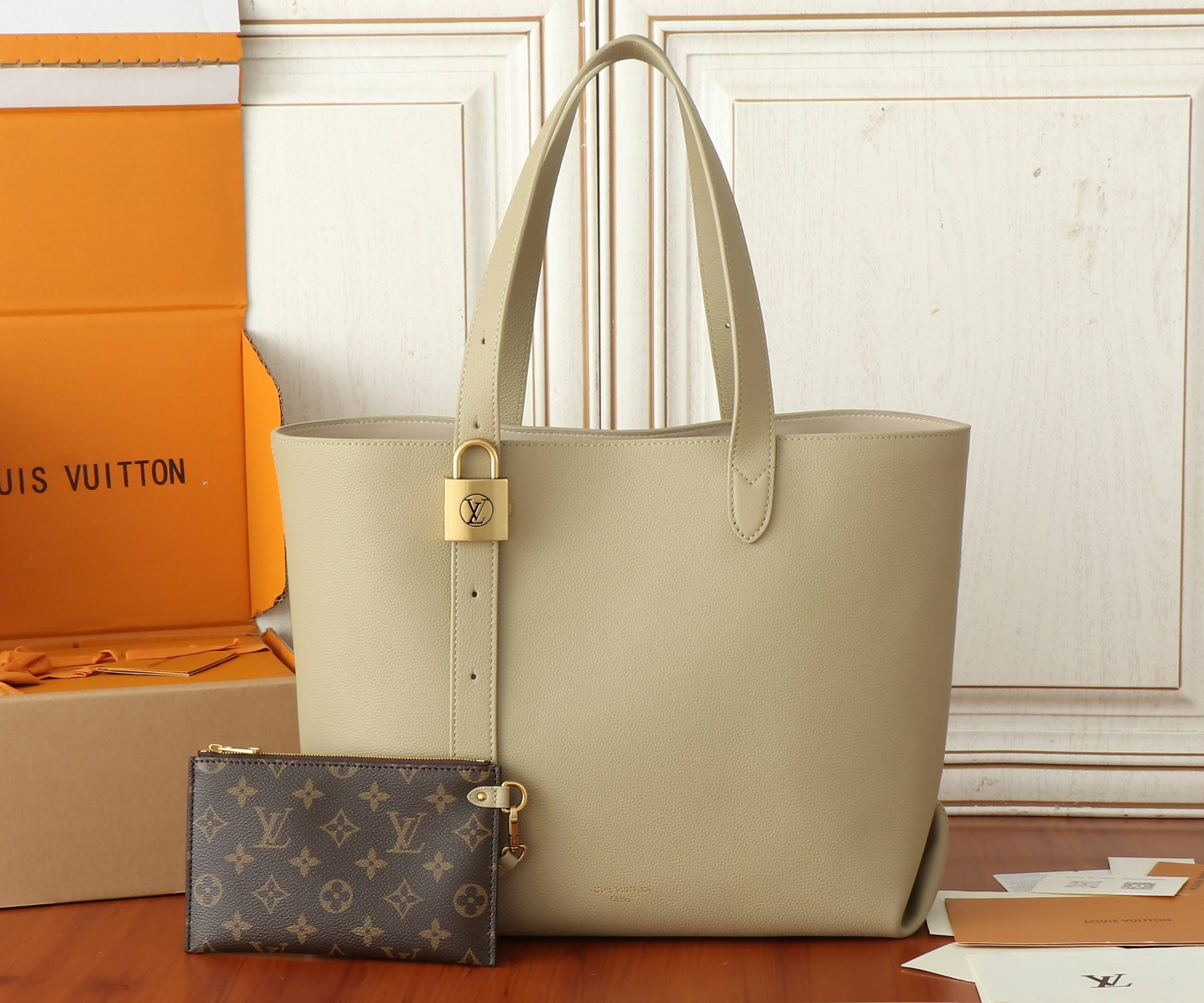 LV Low Key Cabas MM M25343 47x30x14cm
