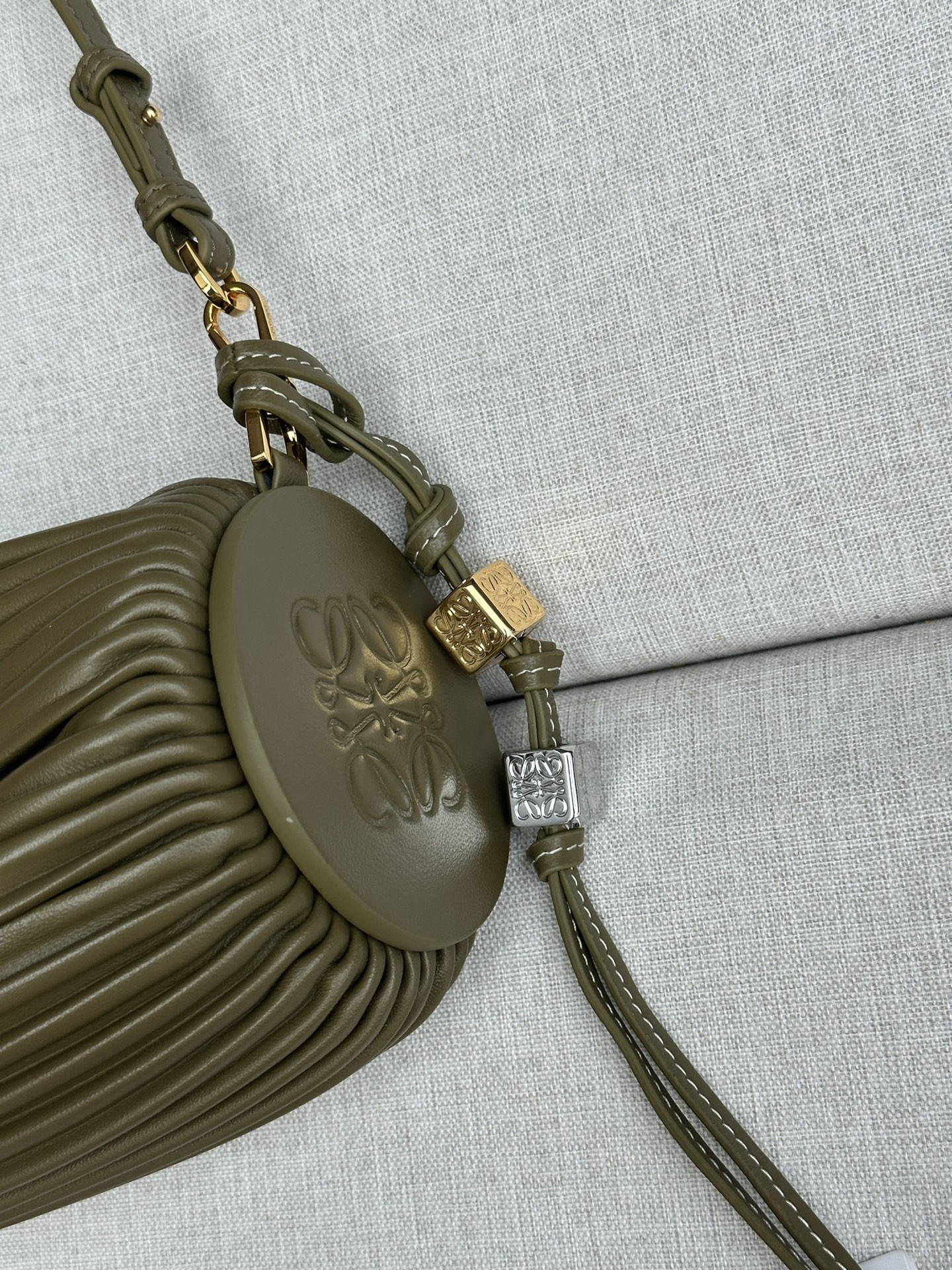 L0ew* bracelet pouch in pleated nappa 25x10x10cm