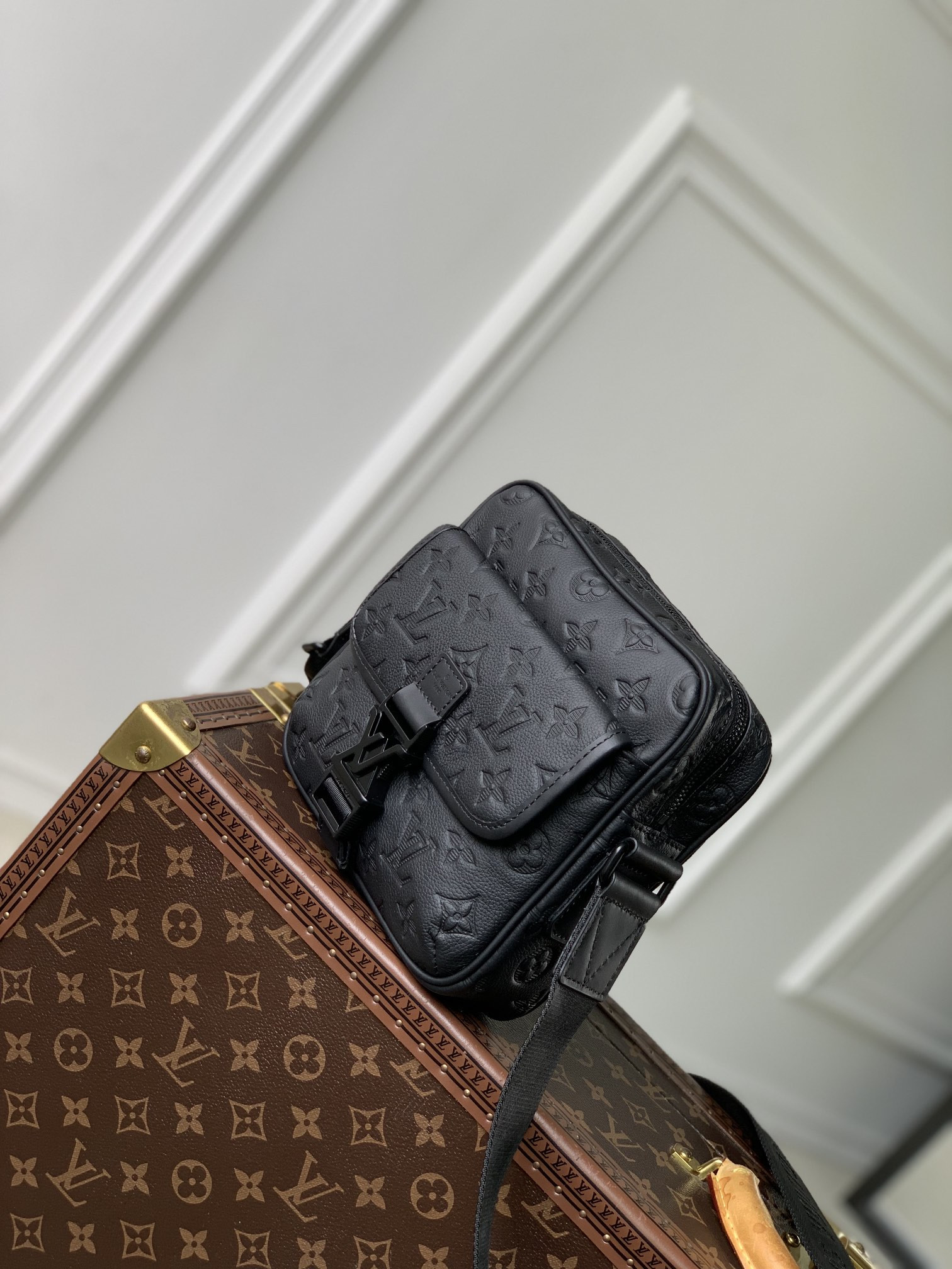 LV Getaway Messenger M12516  17 x 7.8 x 18 cm