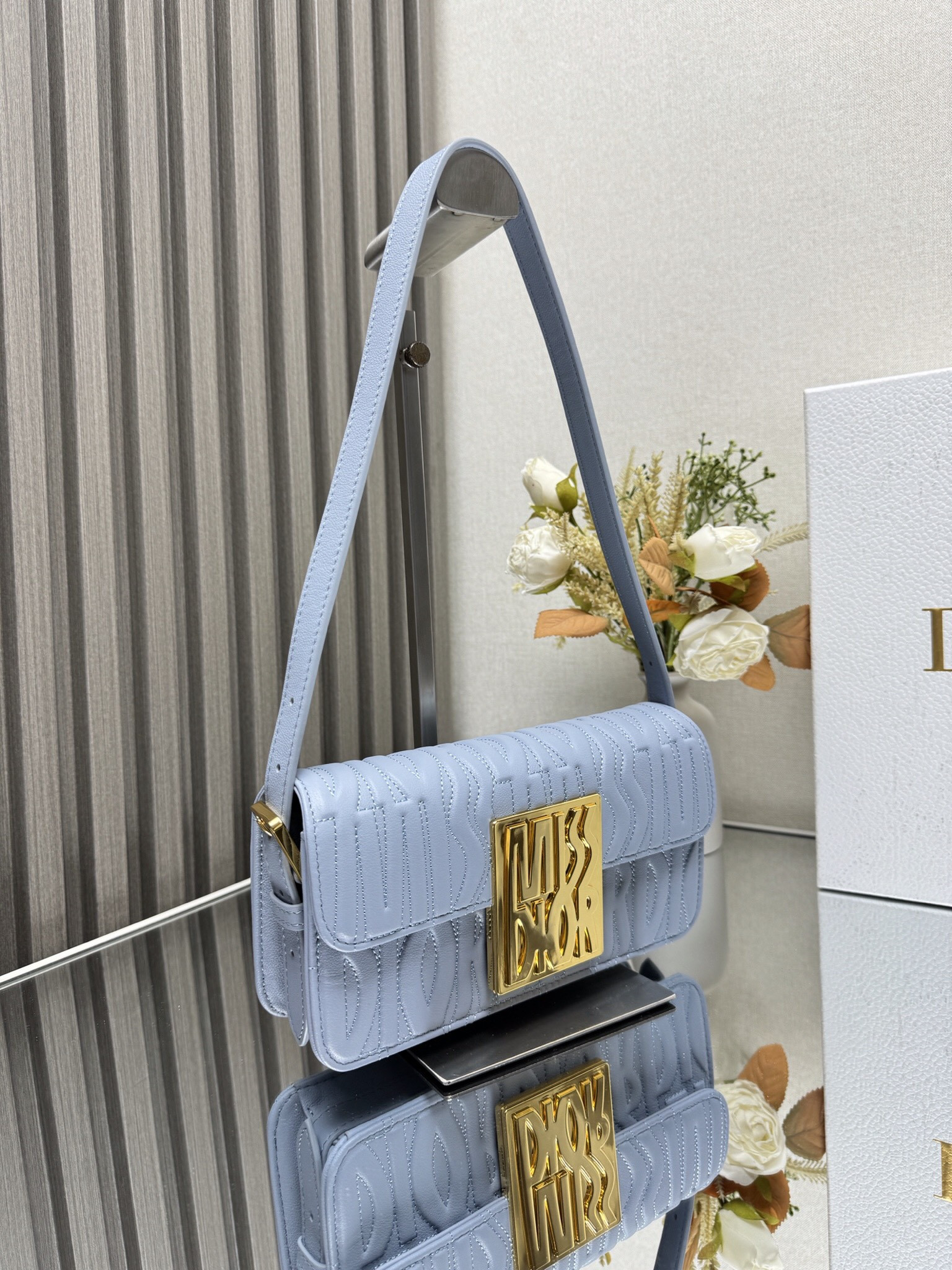 D*or miss D*or flap bag 22 x 11 x 6 cm