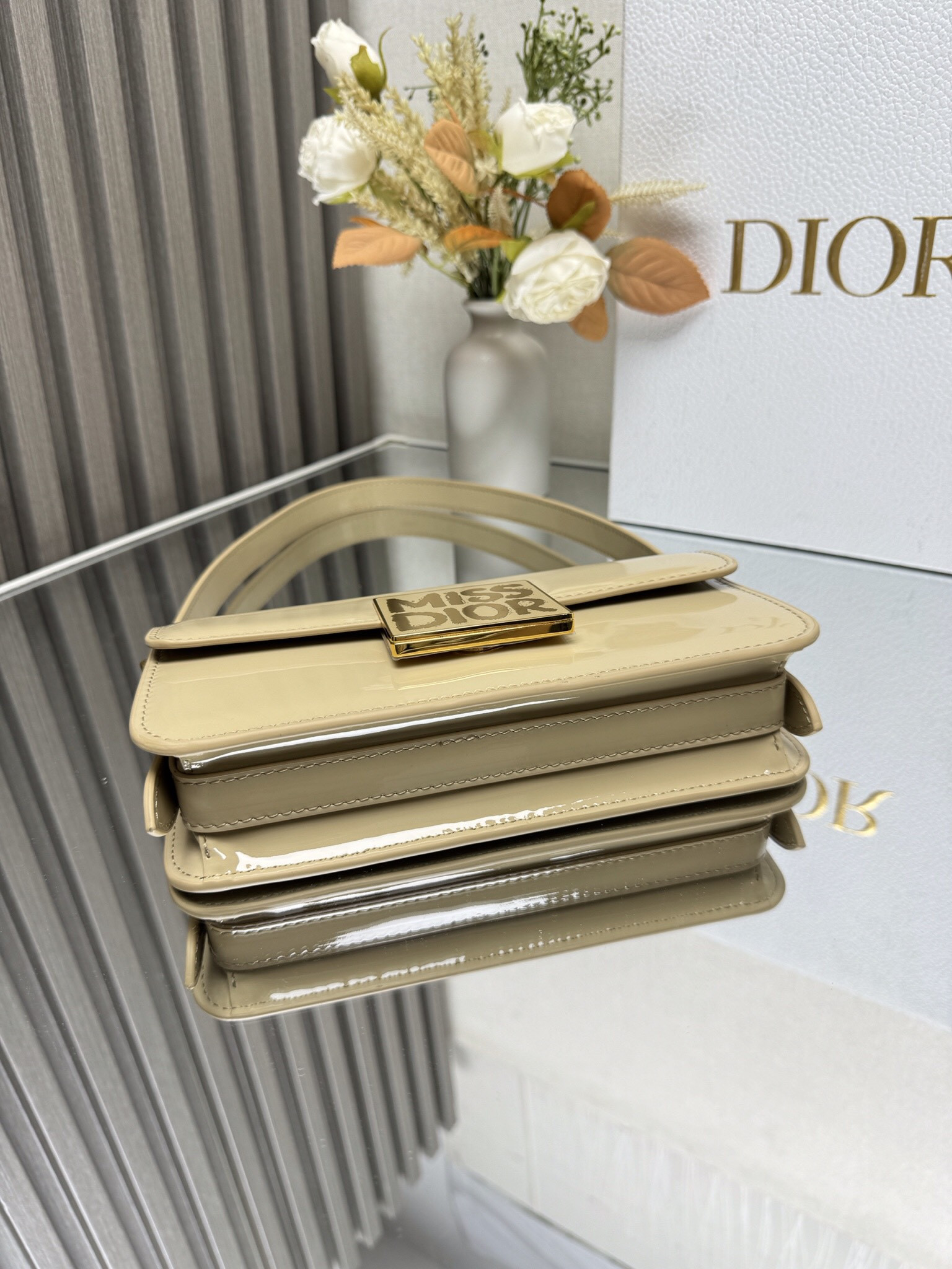 D*or miss D*or flap bag 22 x 11 x 6 cm(patent calfskin)
