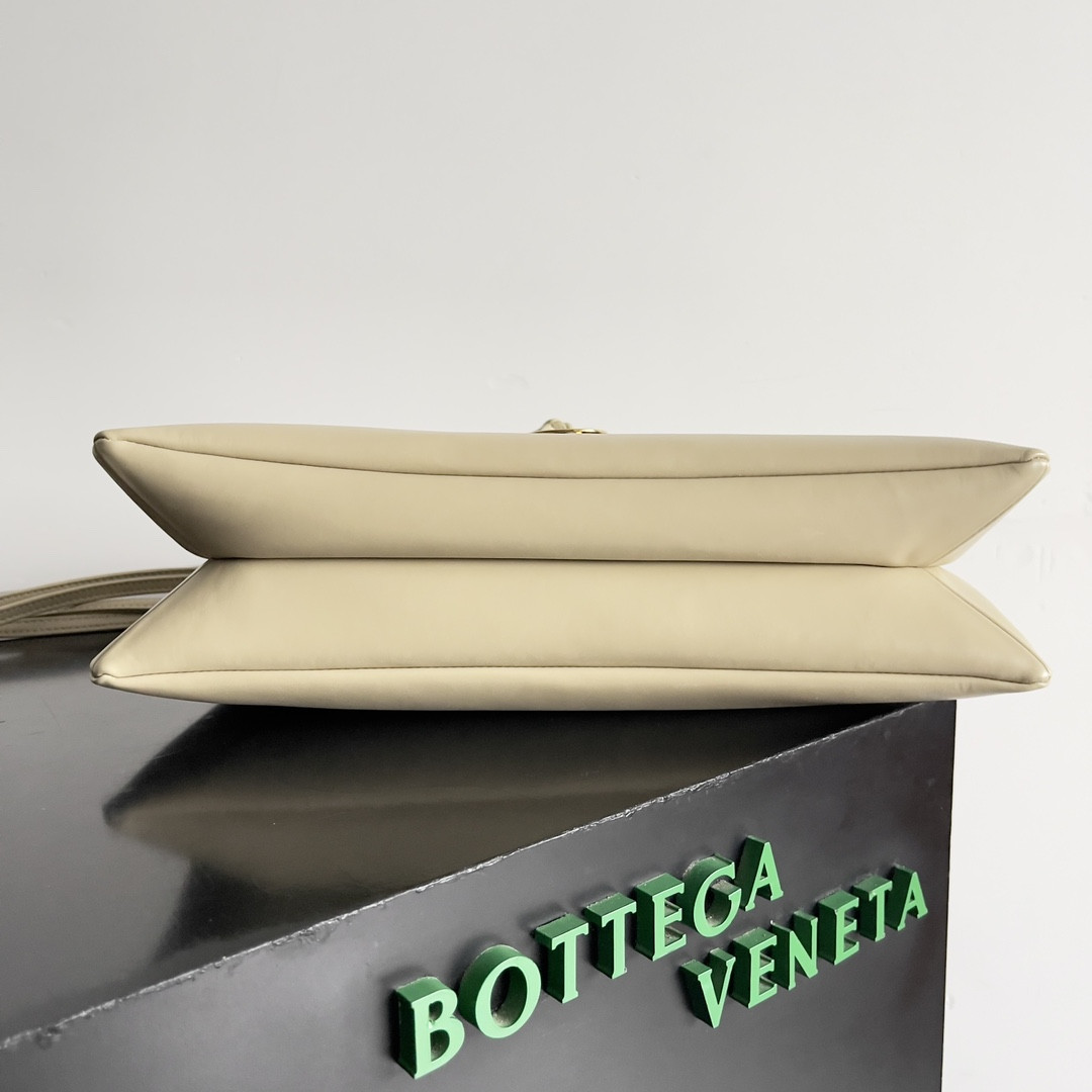 bo*te*ga Ve*ne*ta liberta 23 x 35 x 6cm