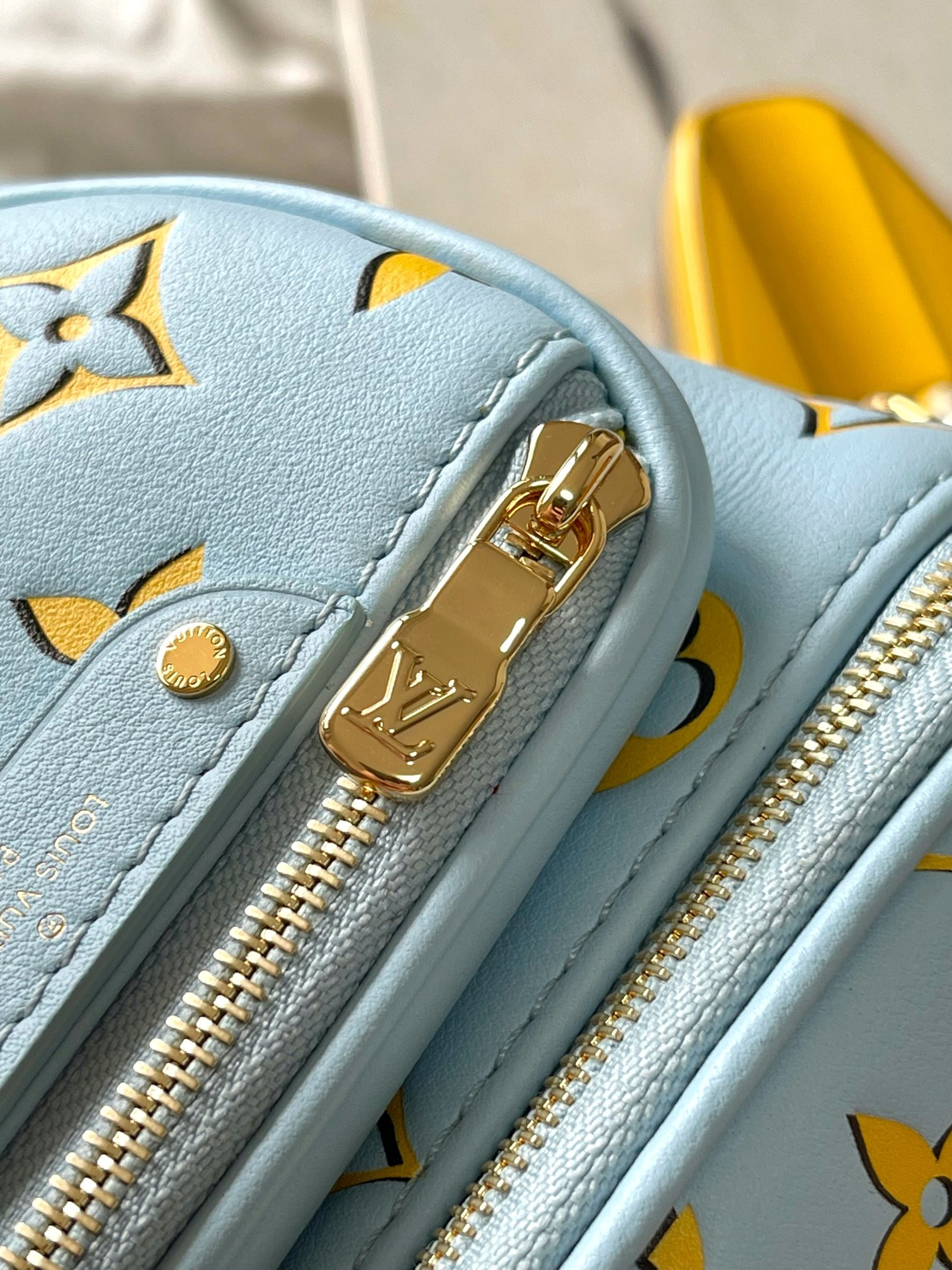 LV Mini Bumbag M83694 17x12x9.5cm