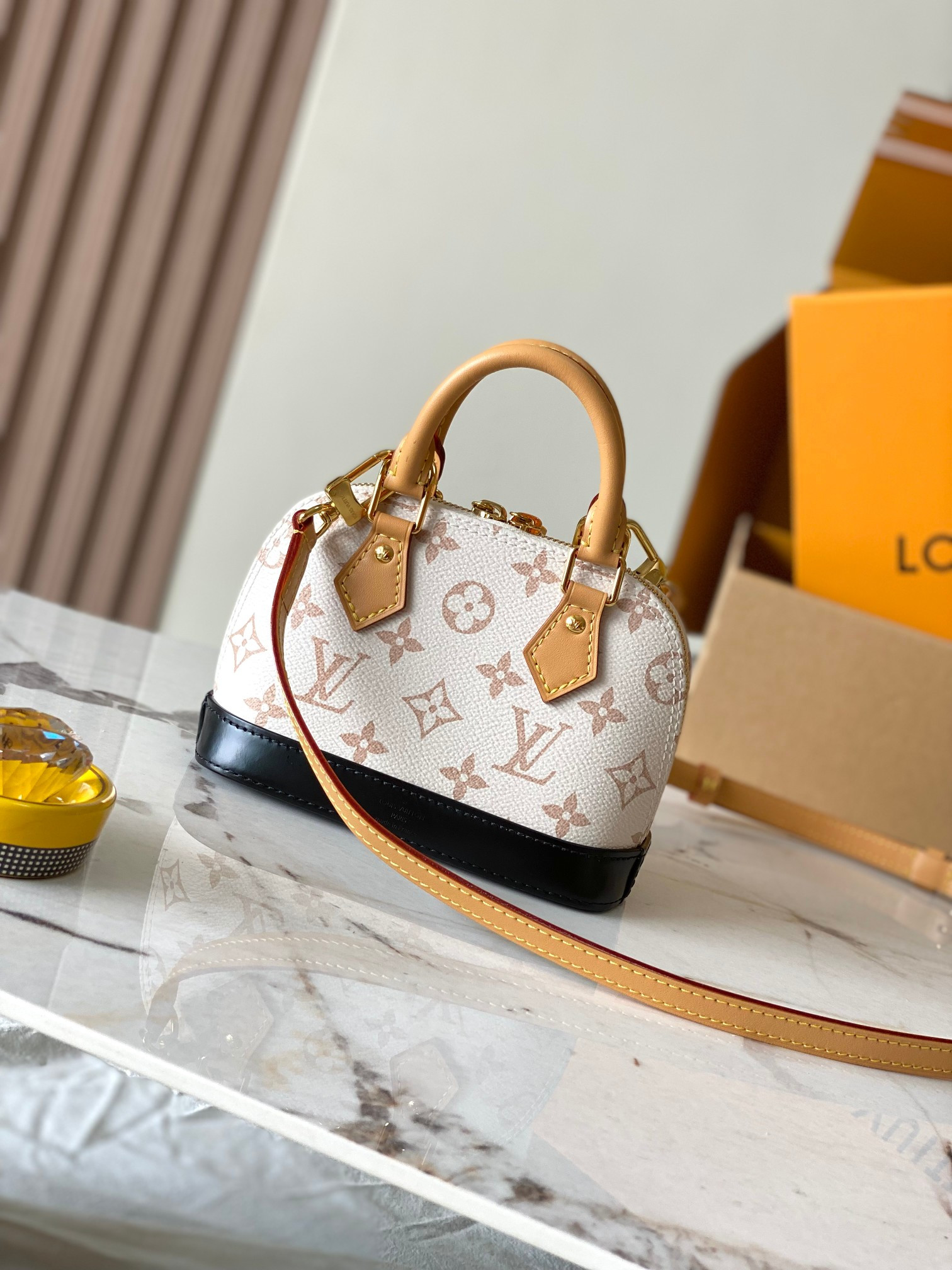 LV Nano Alma M46895 18x12x8cm