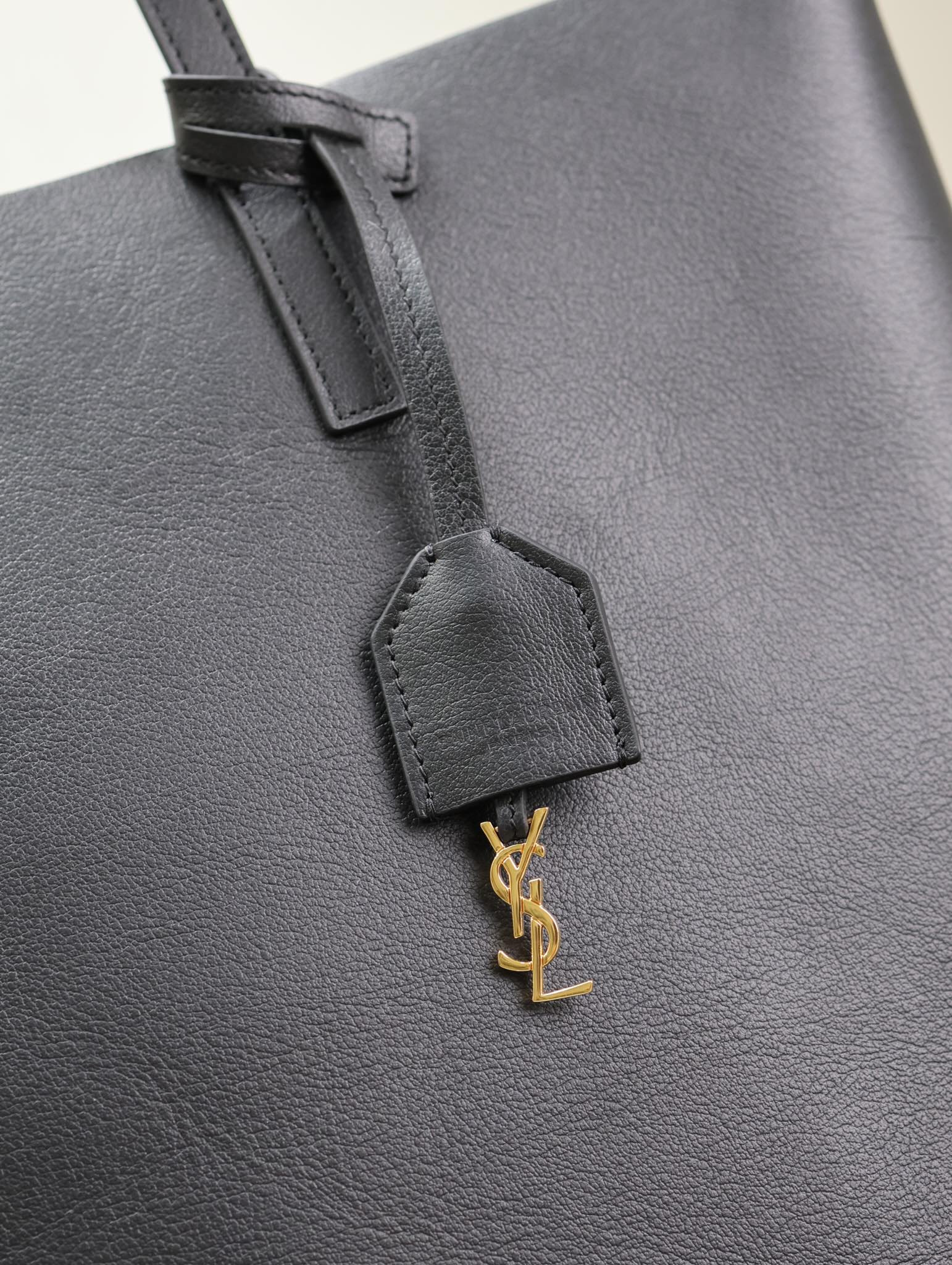 y*l shopping Sa**t Lau*nt in leather 32.5×35×10.5cm