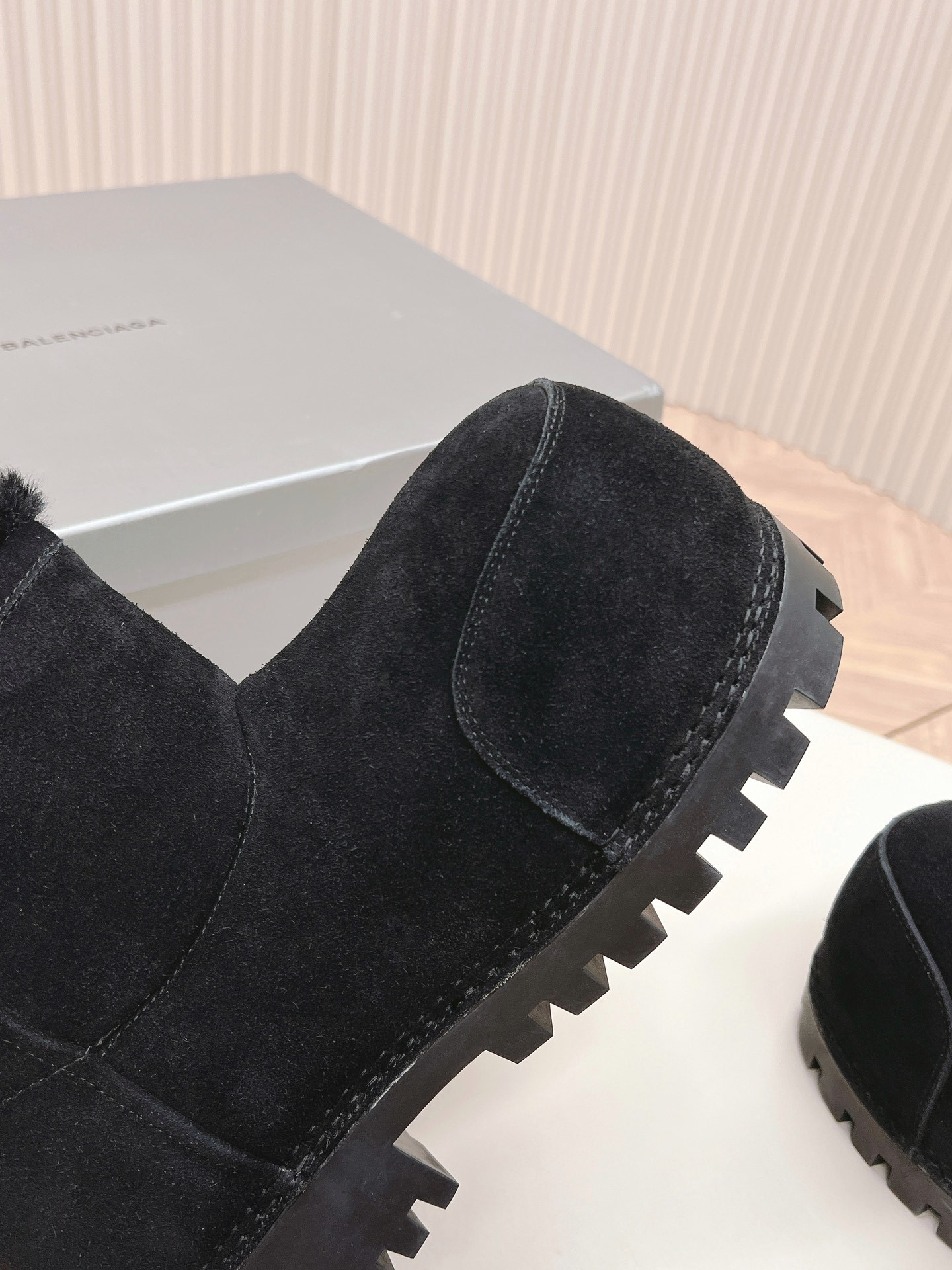 ua Ba*len*cia*ga snow boot
