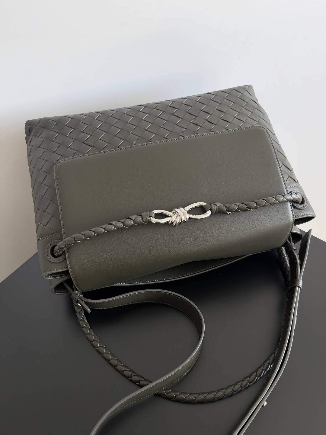 bo*te*ga Ve*ne*ta medium andiamo messenger 37x26x13cm