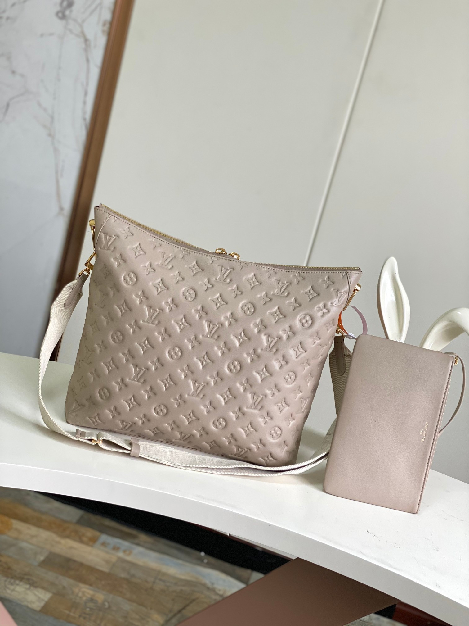 LV Coussin Hobo M12071 38x33x10CM