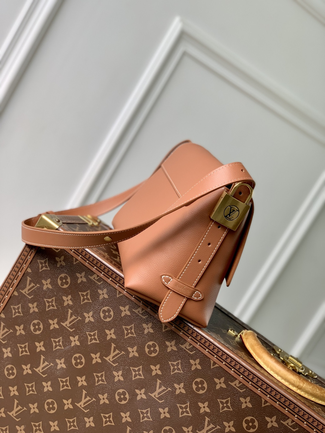 LV Messenger Bag M13151 30x18x12cm