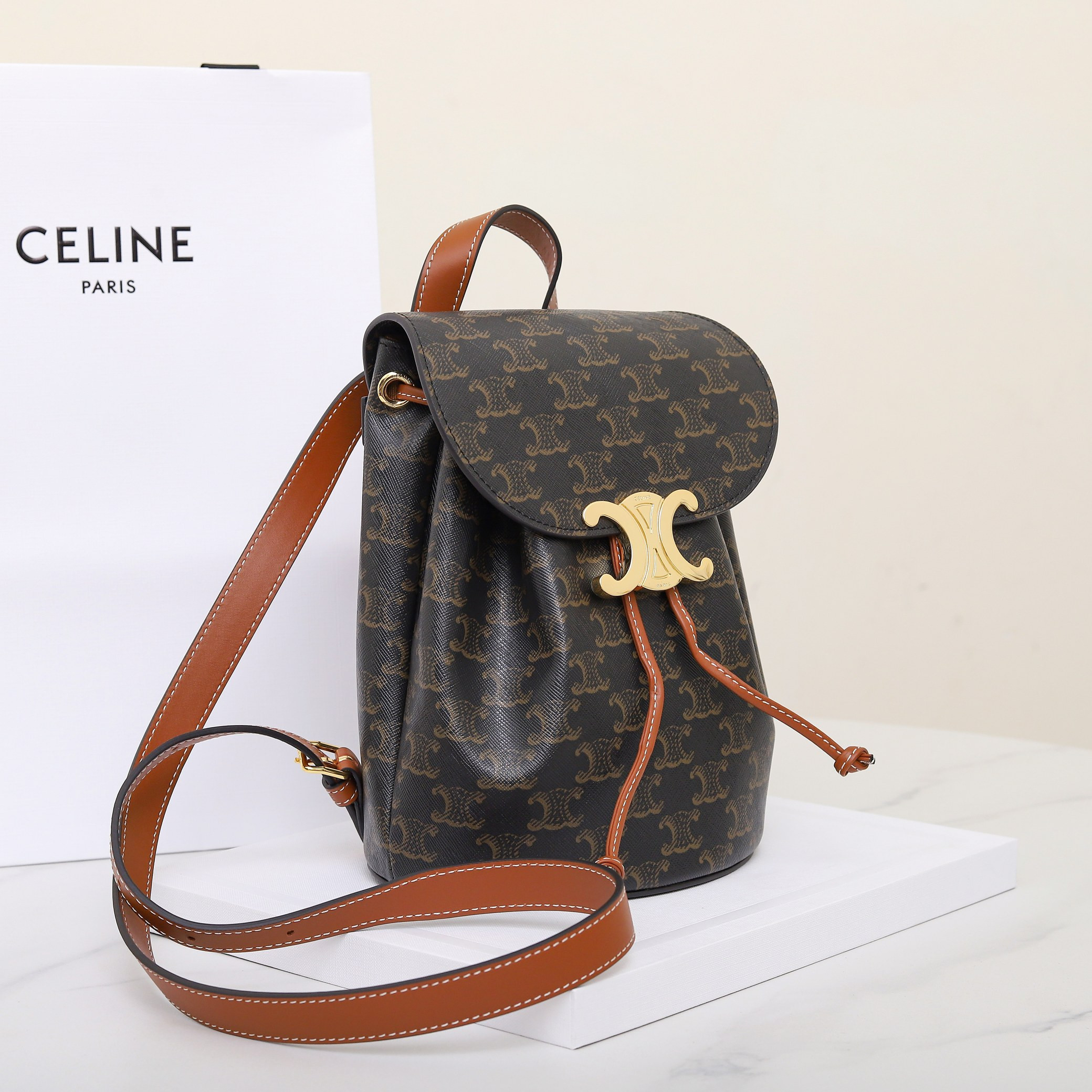 Ce**e bonnie backpack in triomphe canvas and calfskin 118702 25x18x13cm