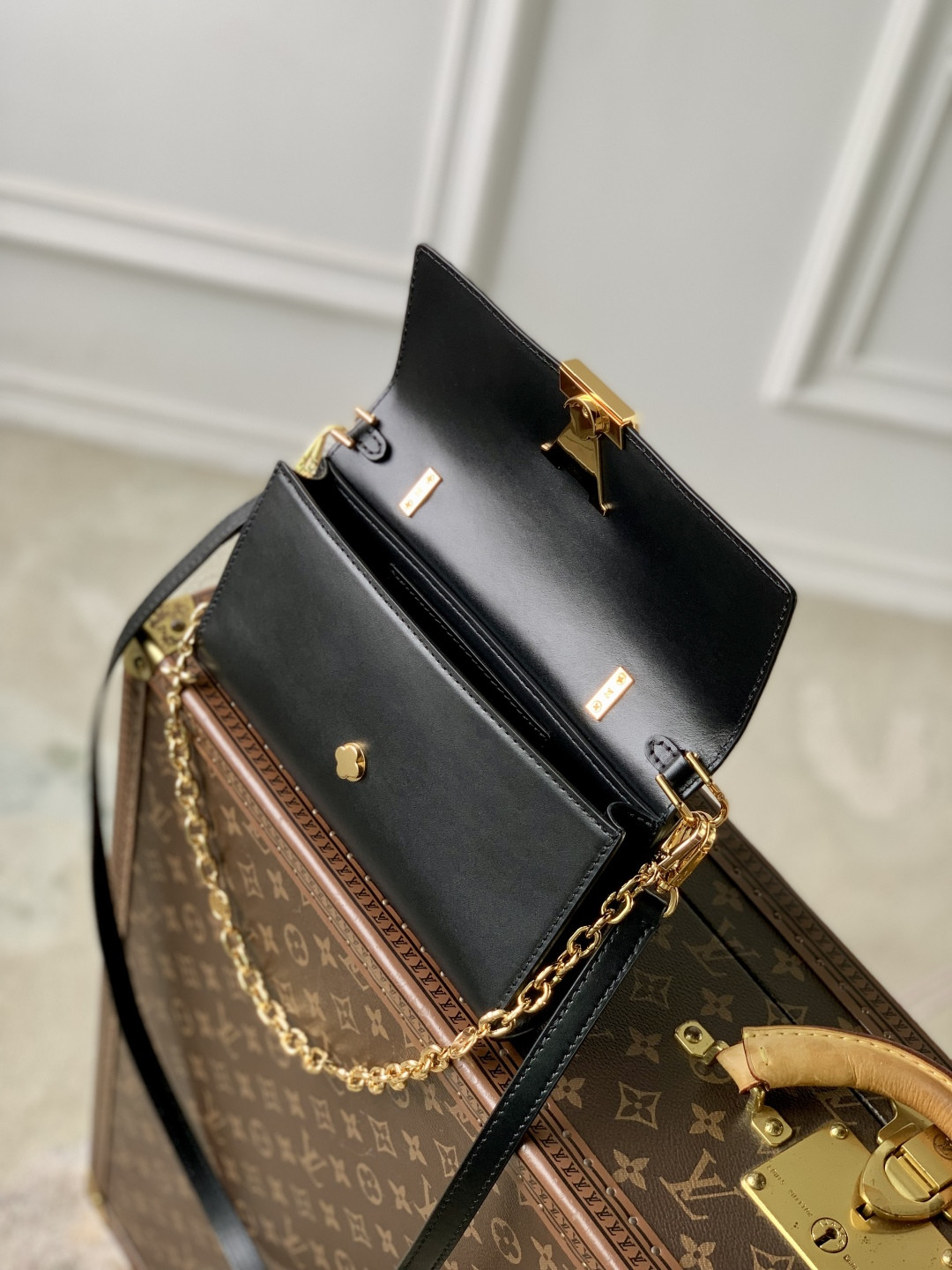 LV Wallet on Chain Capucines M12143 23 x 12 x 4 cm