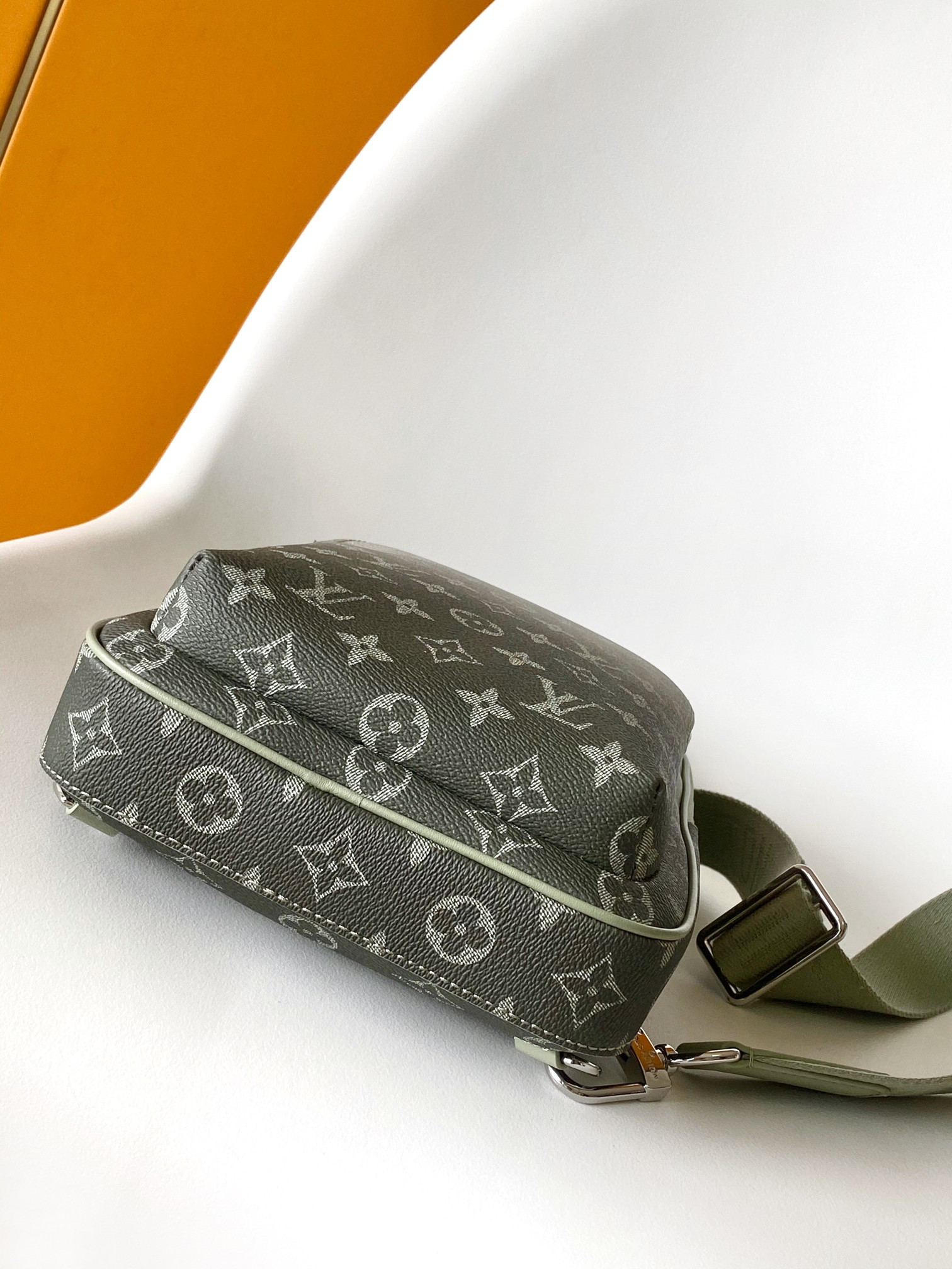 LV AVENUE M11702 20 x 31 x 10cm