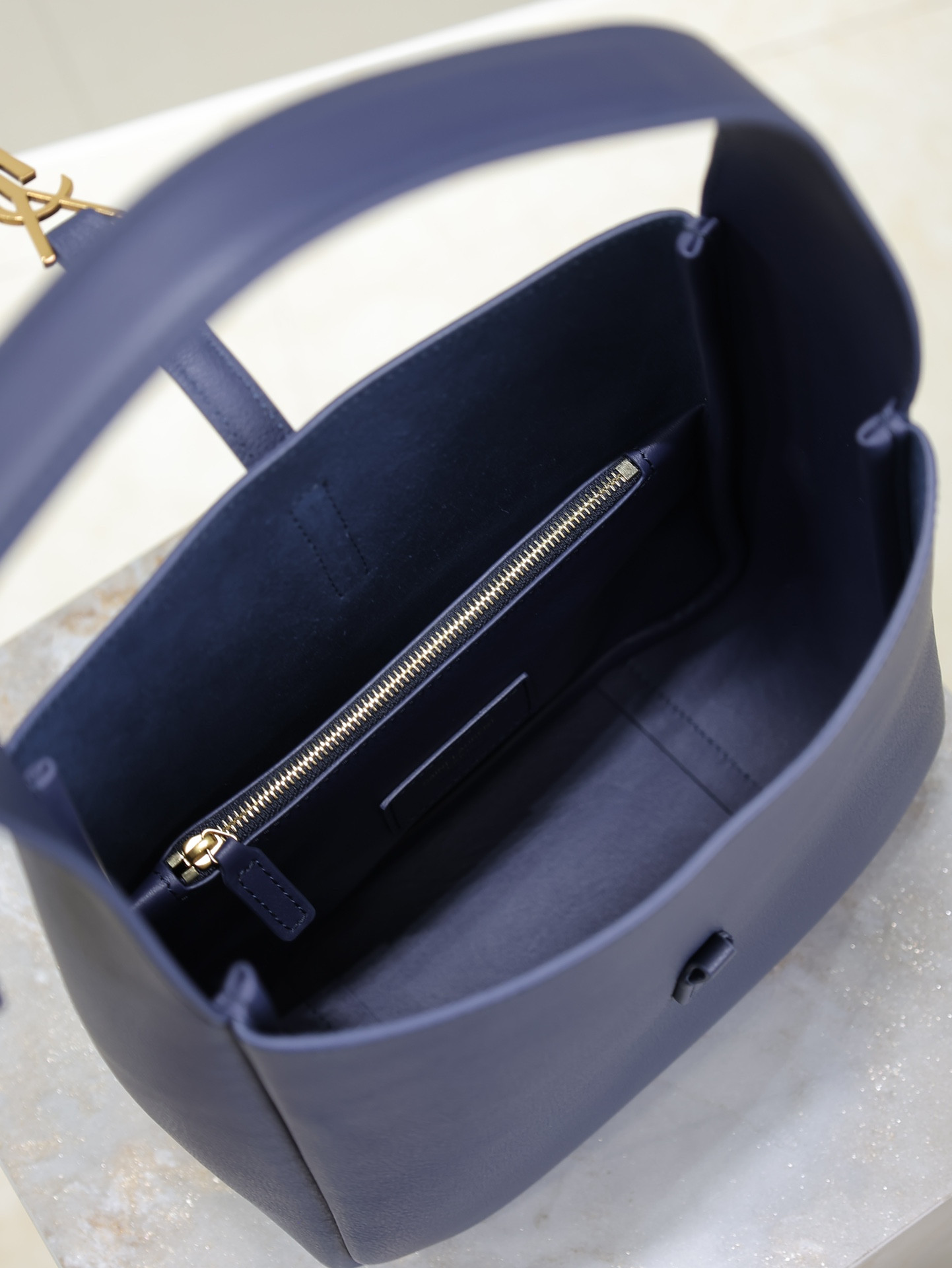 y*l le 5 À 7 S*pple small in grained leather 23x22x8.5cm