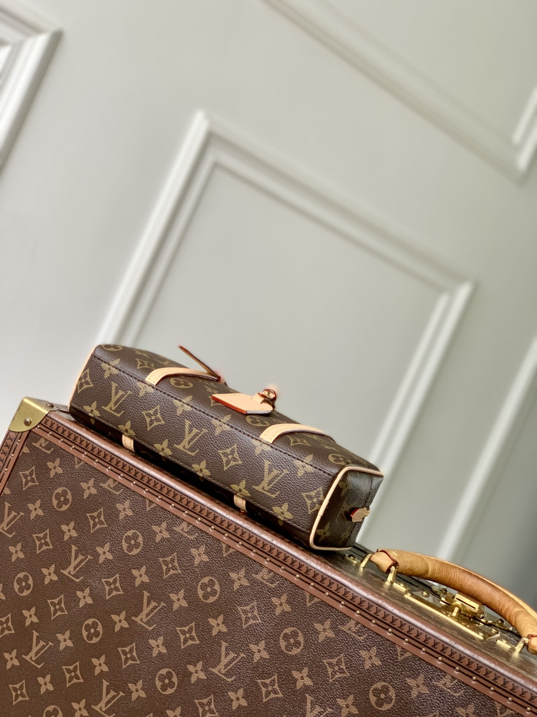 LV Hang On M47031 26x11.5x6.5cm
