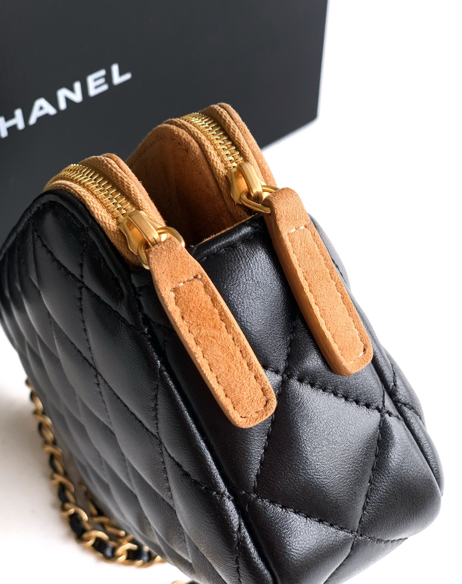 Ch*el zipped phone holder with chain ap4743 10x18x3cm
