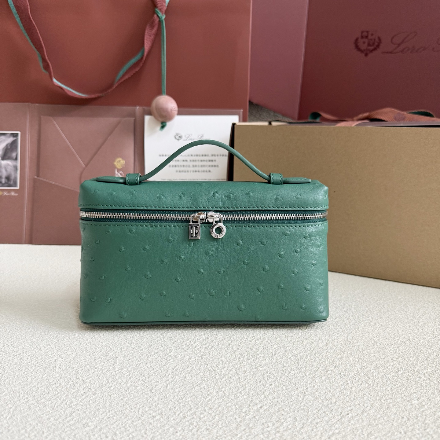 L**o p*ana extra pocket l19 ostrich-grained leather 11 x 19 x 6.5 cm