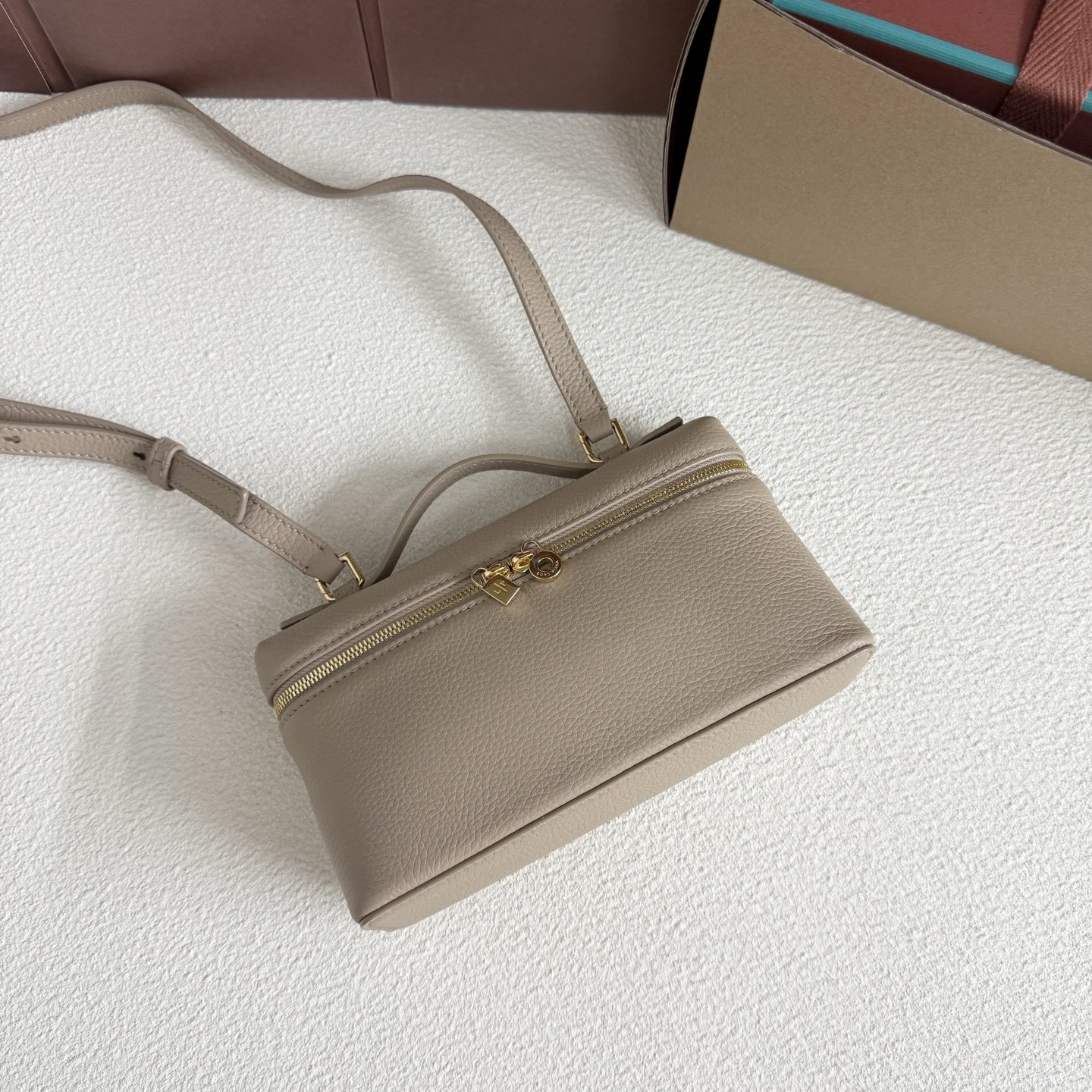 L**o p*ana extra pocket l19 grained calfskin 11 x 19 x 6.5 cm