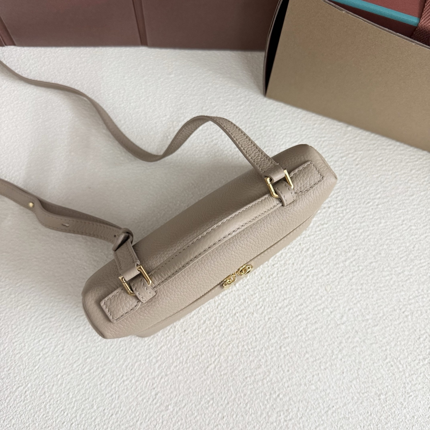 L**o p*ana extra pocket l19 grained calfskin 11 x 19 x 6.5 cm
