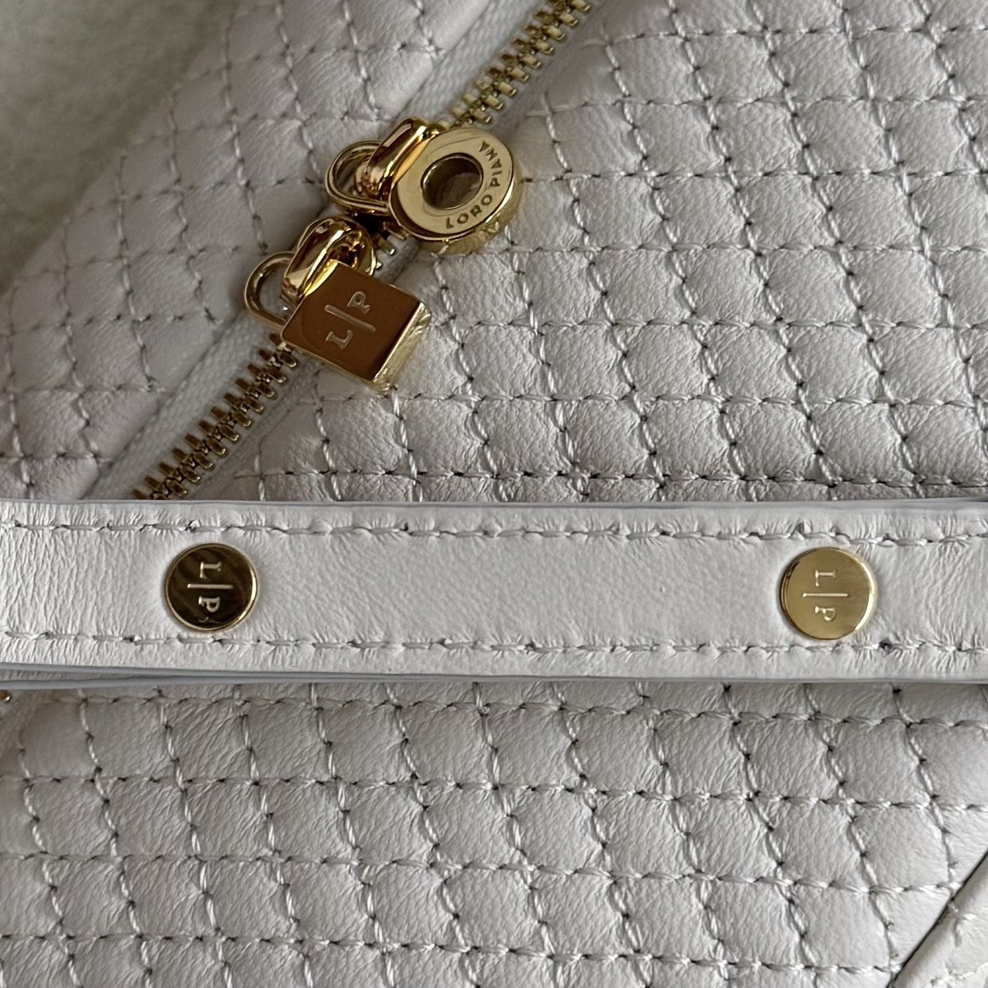 L**o p*ana extra pocket l19 lambskin 19x11.5x7cm