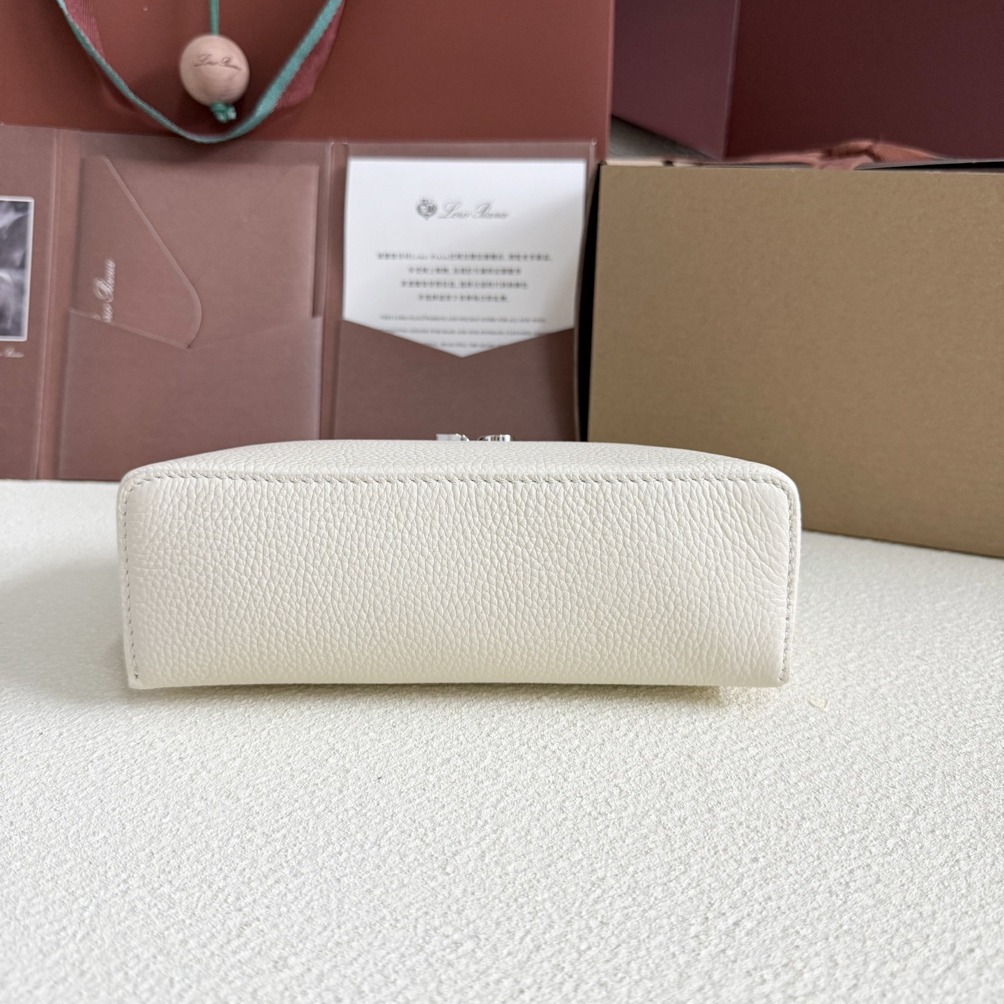 L**o p*ana extra pocket l19  grained calfskin 11 x 19 x 6.5 cm